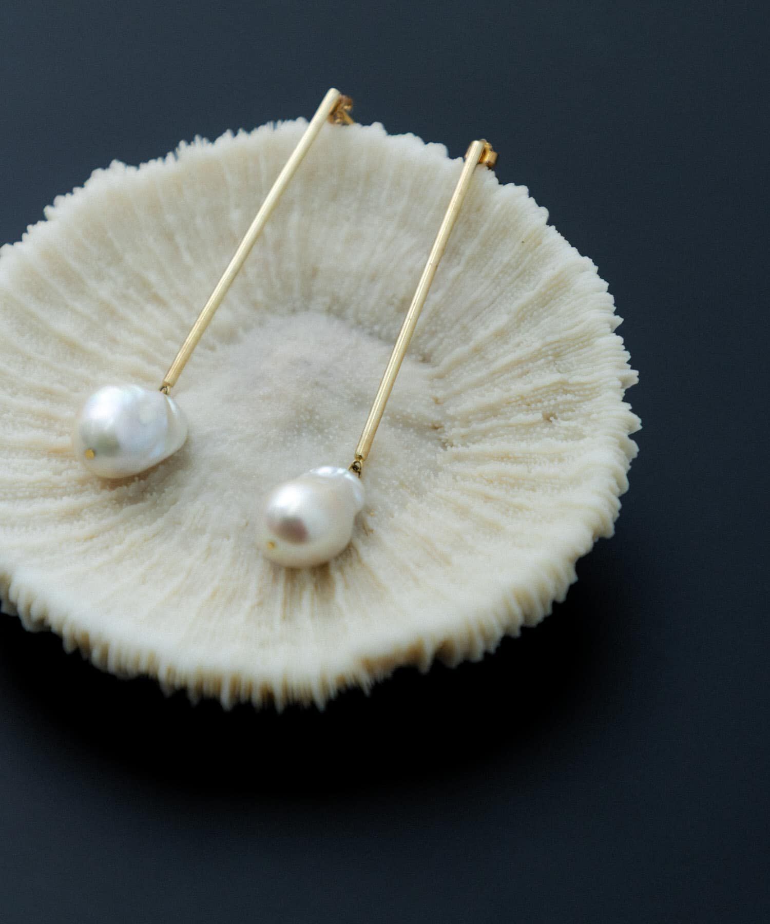 SMELLY「SMELLY so&rsquo;　baroque pearl bar pierce」|ピアス|