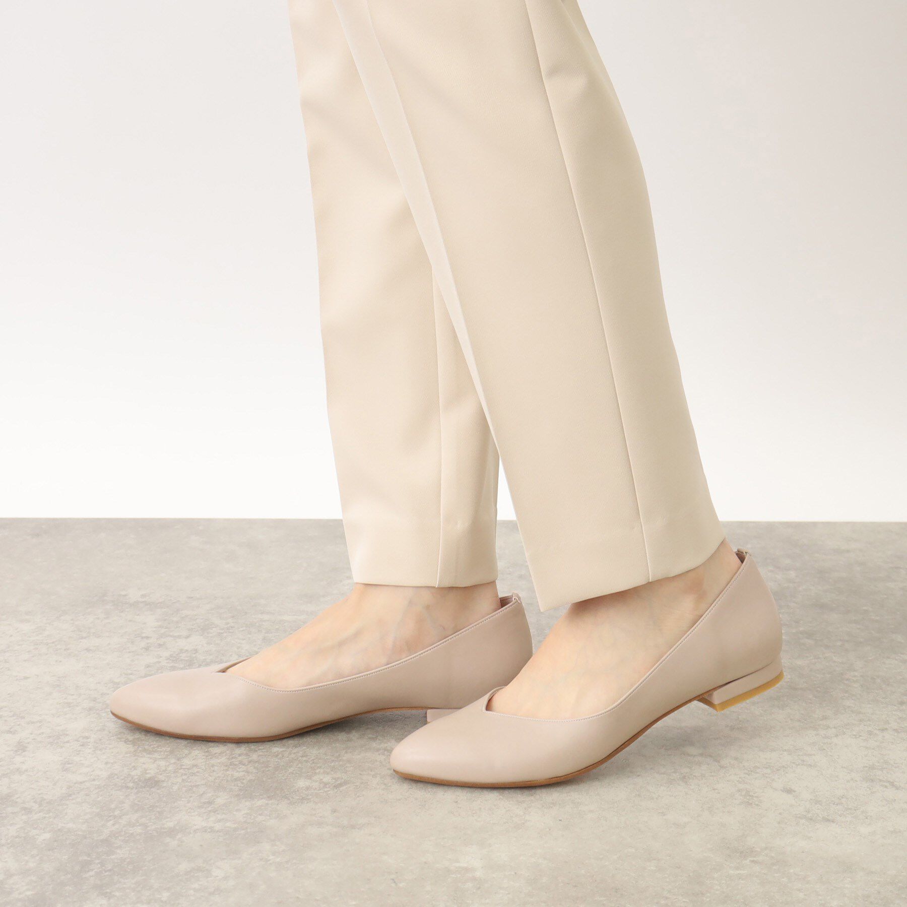 grove「【ふわっと心地よい足入れ】人気デザインが復活!やわここち（R）Vカットフラットパンプス」|パンプス|