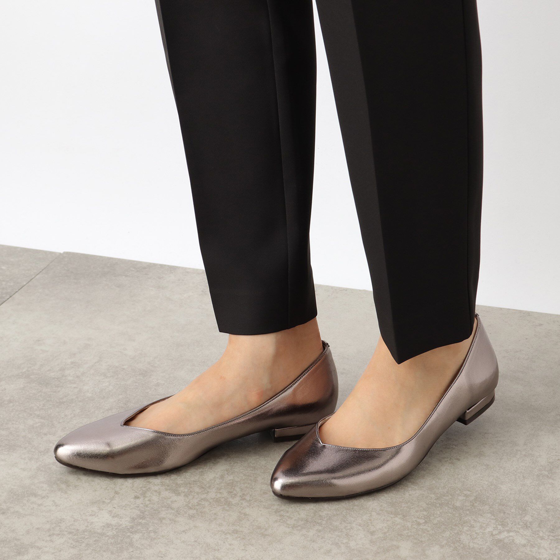 grove「【ふわっと心地よい足入れ】人気デザインが復活!やわここち（R）Vカットフラットパンプス」|パンプス|