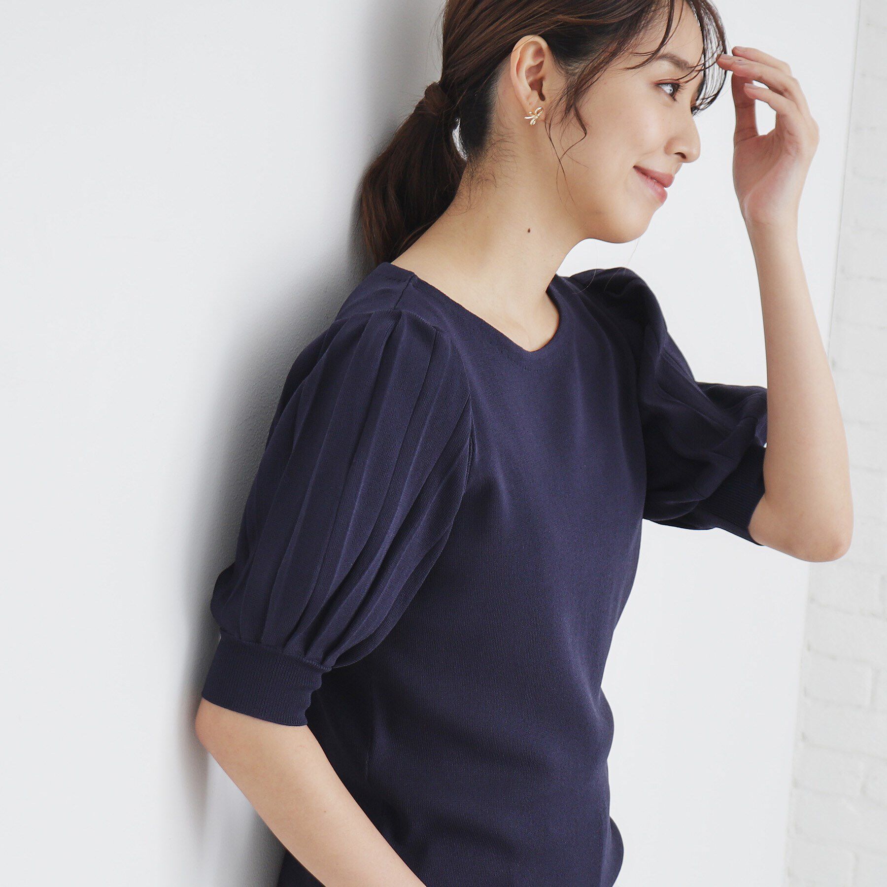 index「《S-LLsize/6color》ドライタッチ プリーツスリーブニット【洗濯機洗い可/抗ピル/接触冷」|ニット・セーター|ネイビー(094)