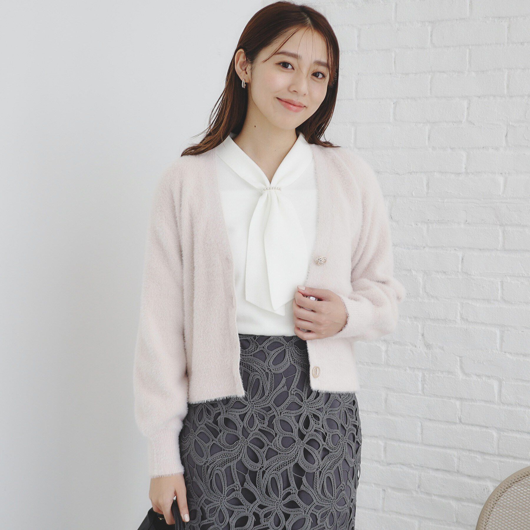 index「《美人百花掲載》ラメフェザーヤーンカーディガン【洗濯機洗い可】」|カーディガン|ライトピンク(670