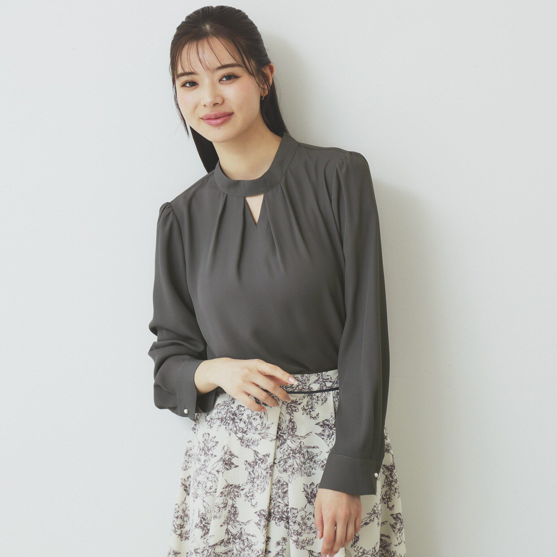 index「ハイネックスリットブラウス【洗濯機洗い可/イージーアイロン】」|シャツ・ブラウス|