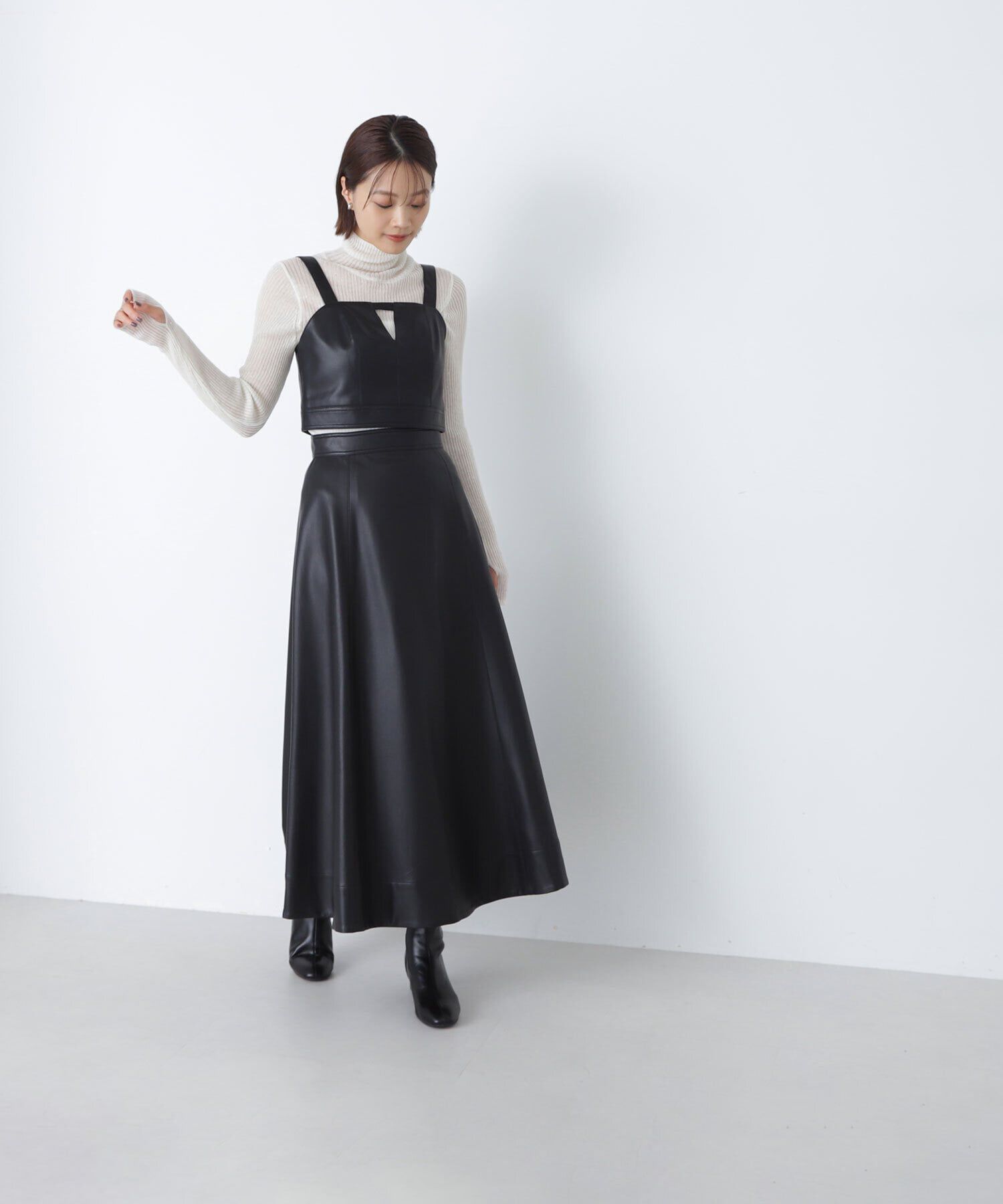  「フェイクレザービスチェ＆スカート」|ワンピース|クロ