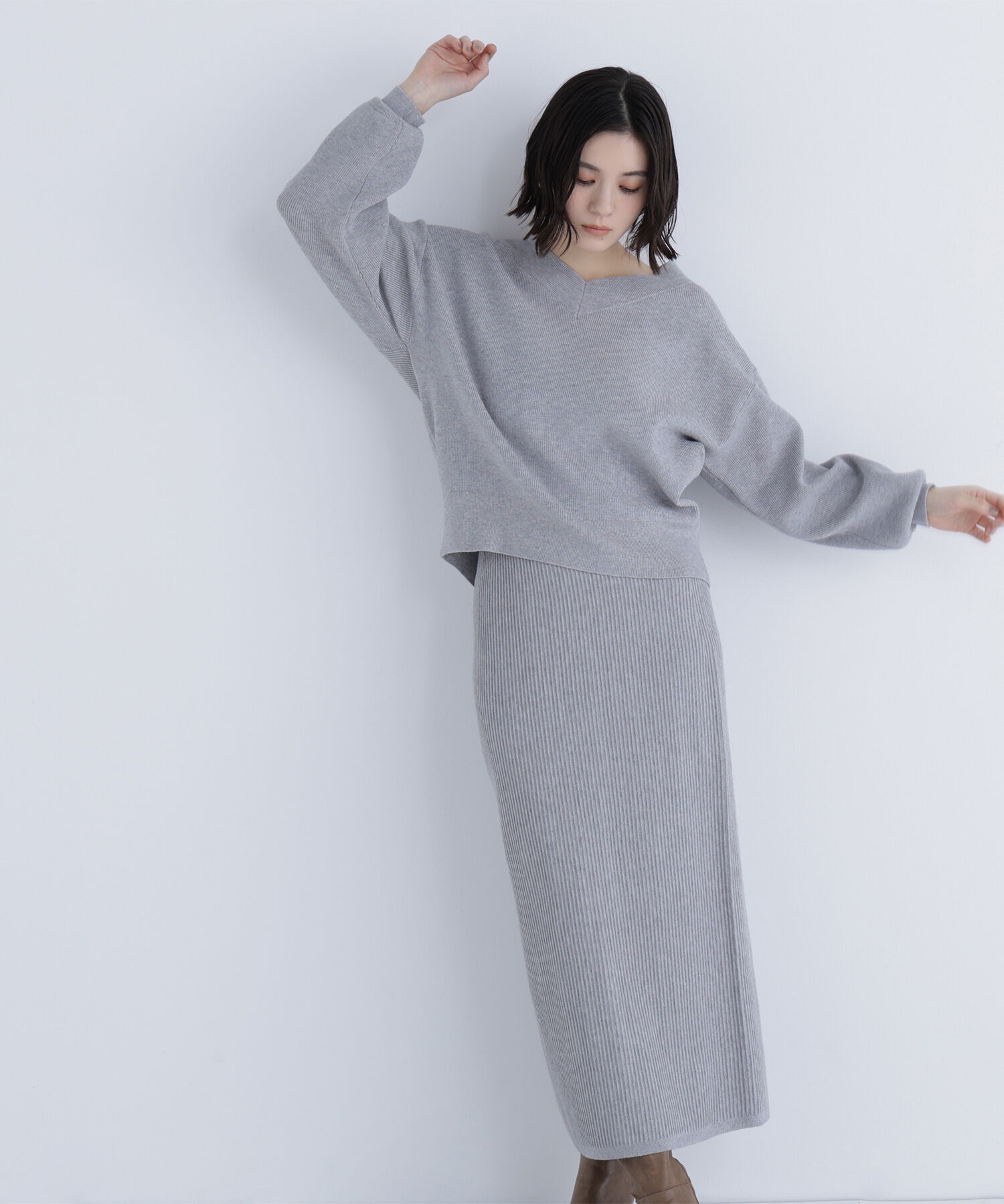  「Vネックフォルムニットセットアップ」|ワンピース|グレー