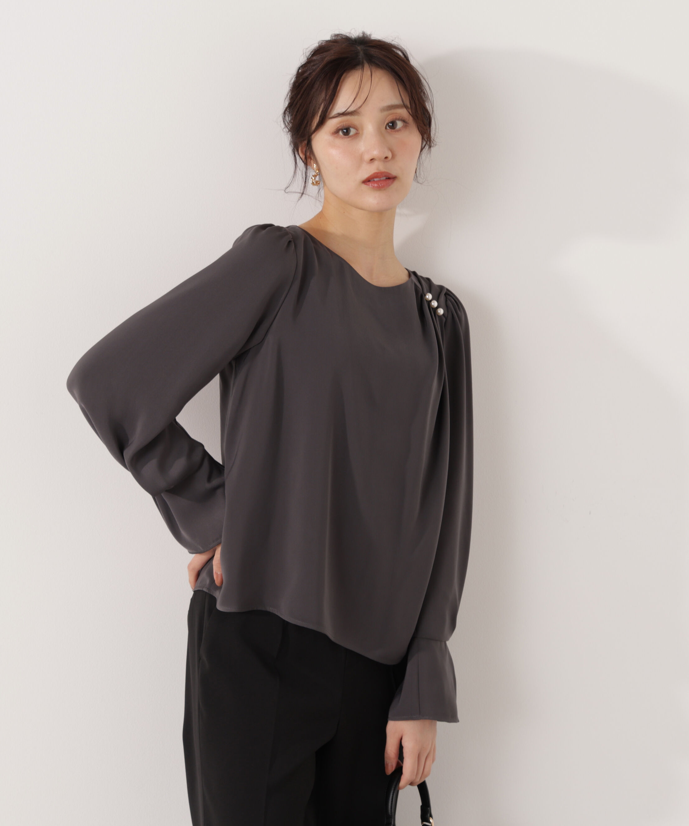 PROPORTION BODY DRESSING「パール付きニュアンスネックブラウス 26SS」|シャツ・ブラウス|