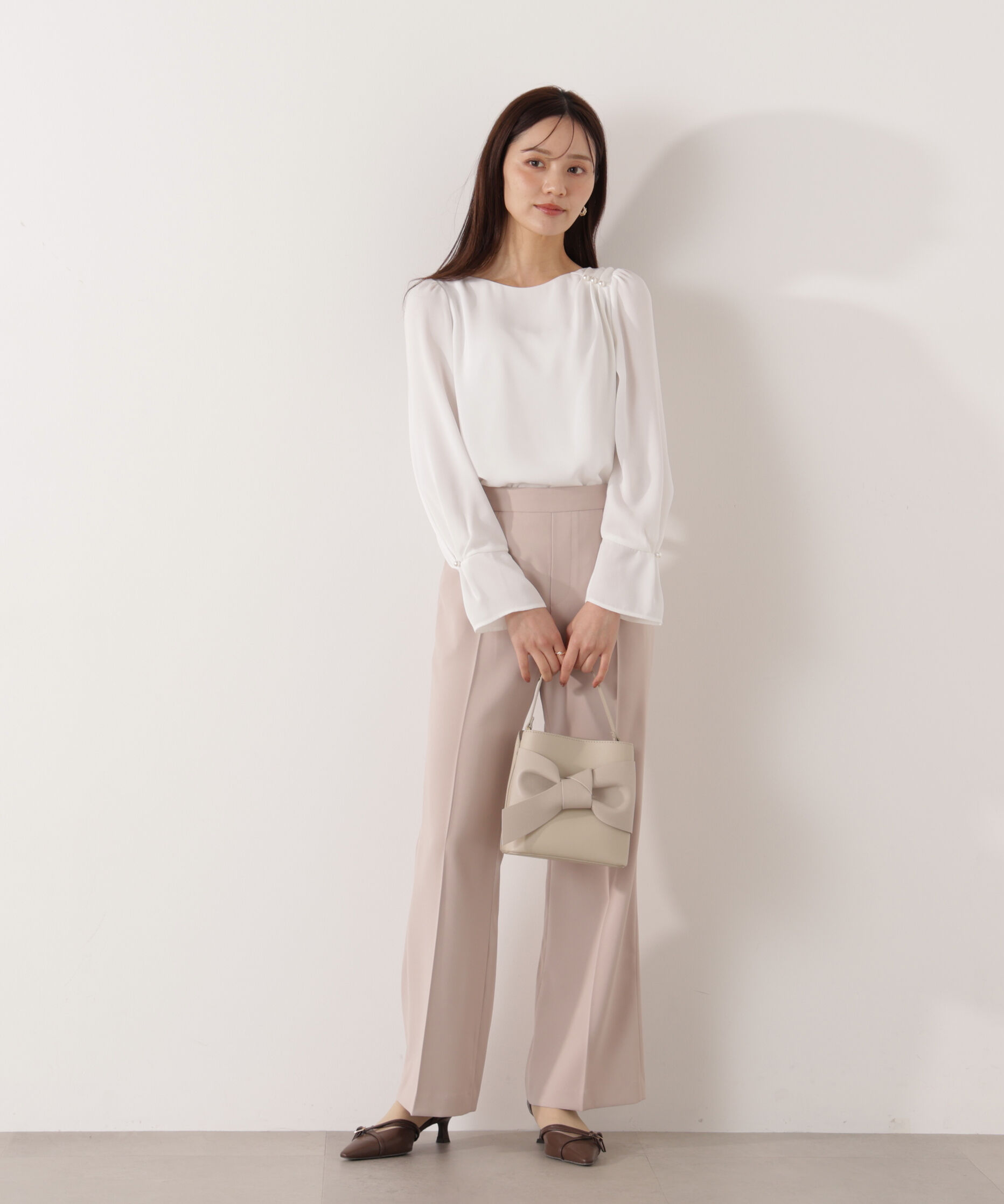 PROPORTION BODY DRESSING「パール付きニュアンスネックブラウス 26SS」|シャツ・ブラウス|