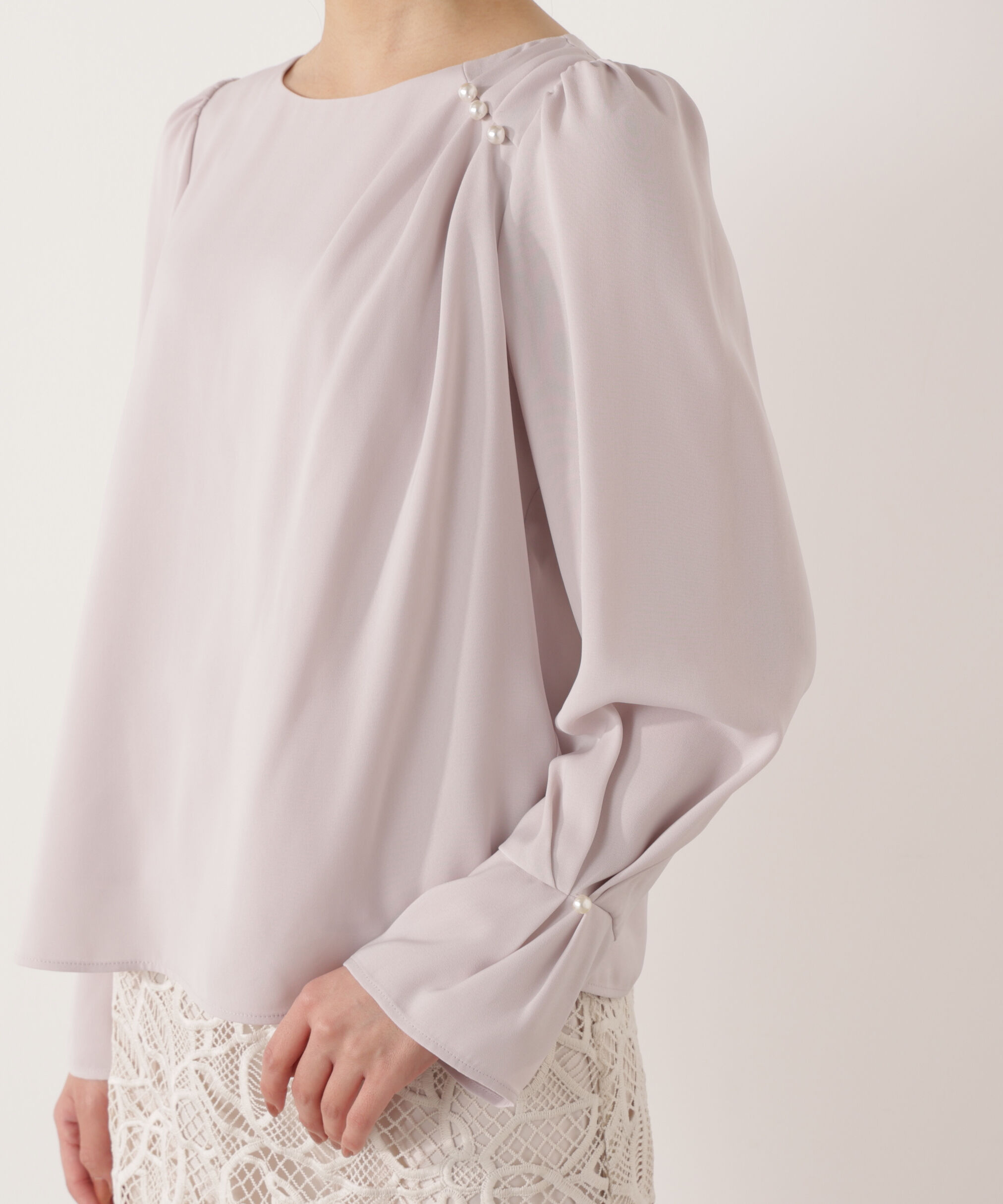 PROPORTION BODY DRESSING「パール付きニュアンスネックブラウス 26SS」|シャツ・ブラウス|