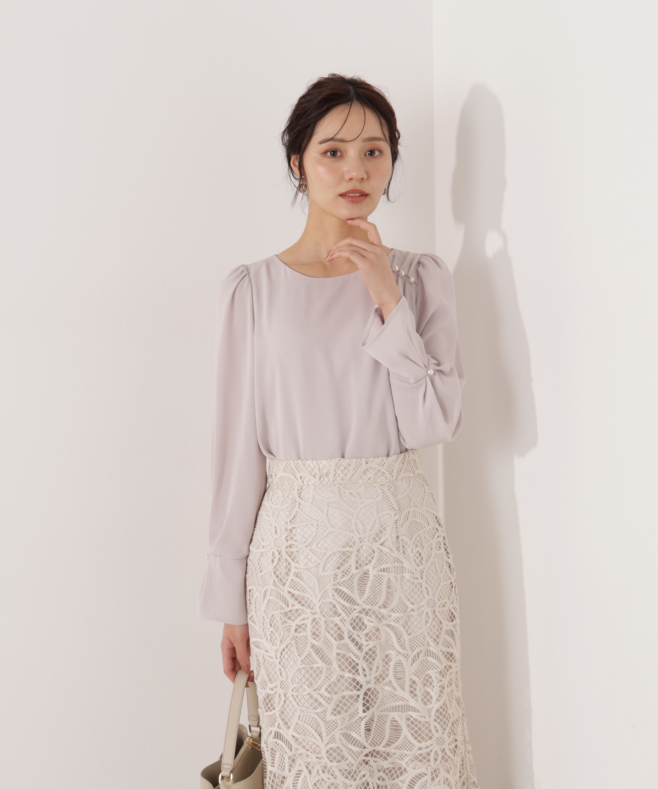 PROPORTION BODY DRESSING「パール付きニュアンスネックブラウス 26SS」|シャツ・ブラウス|