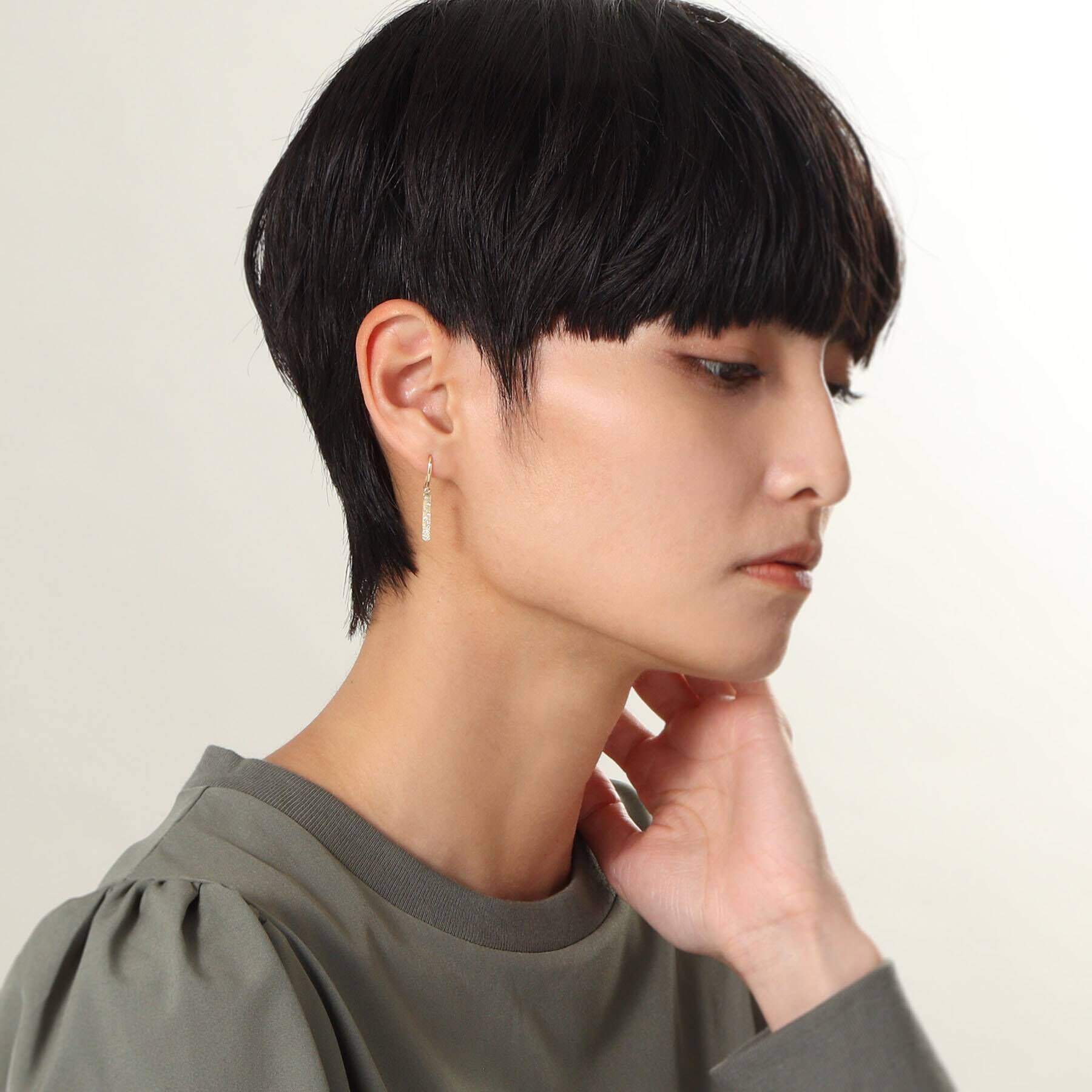 COCOSHNIK「K18ダイヤモンド アラシパヴェ バーフックピアス」|ピアス|