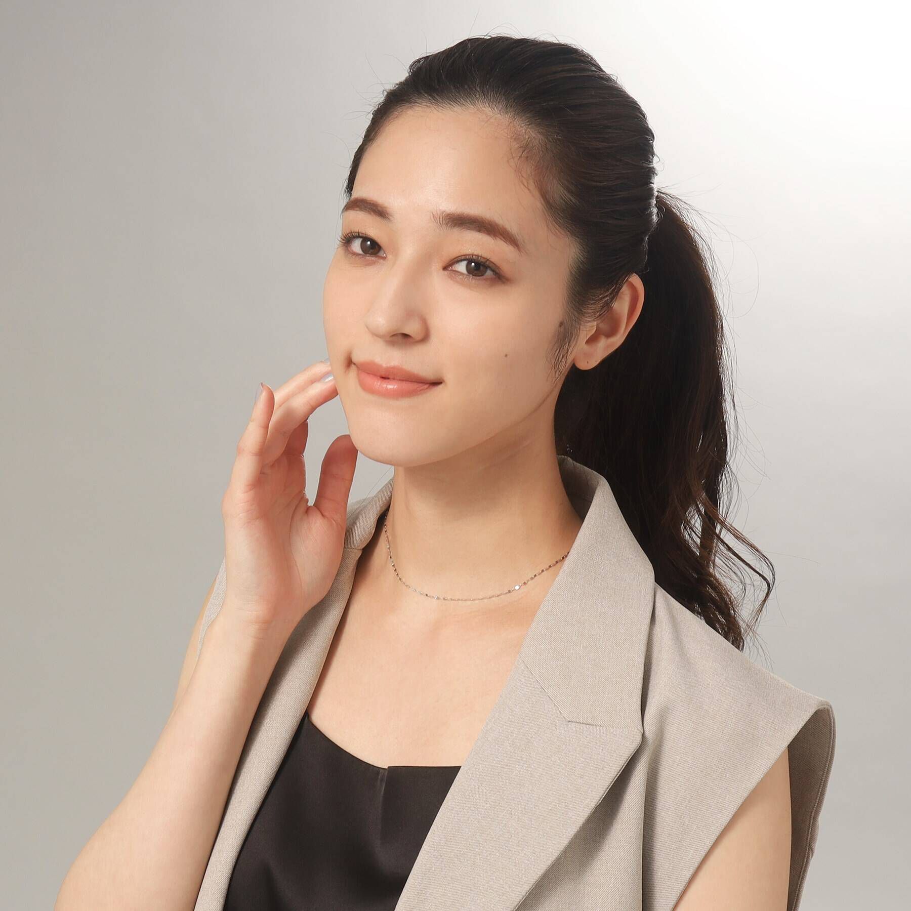 COCOSHNIK「プラチナ フラワークロスチェーン ネックレス」|ネックレス|