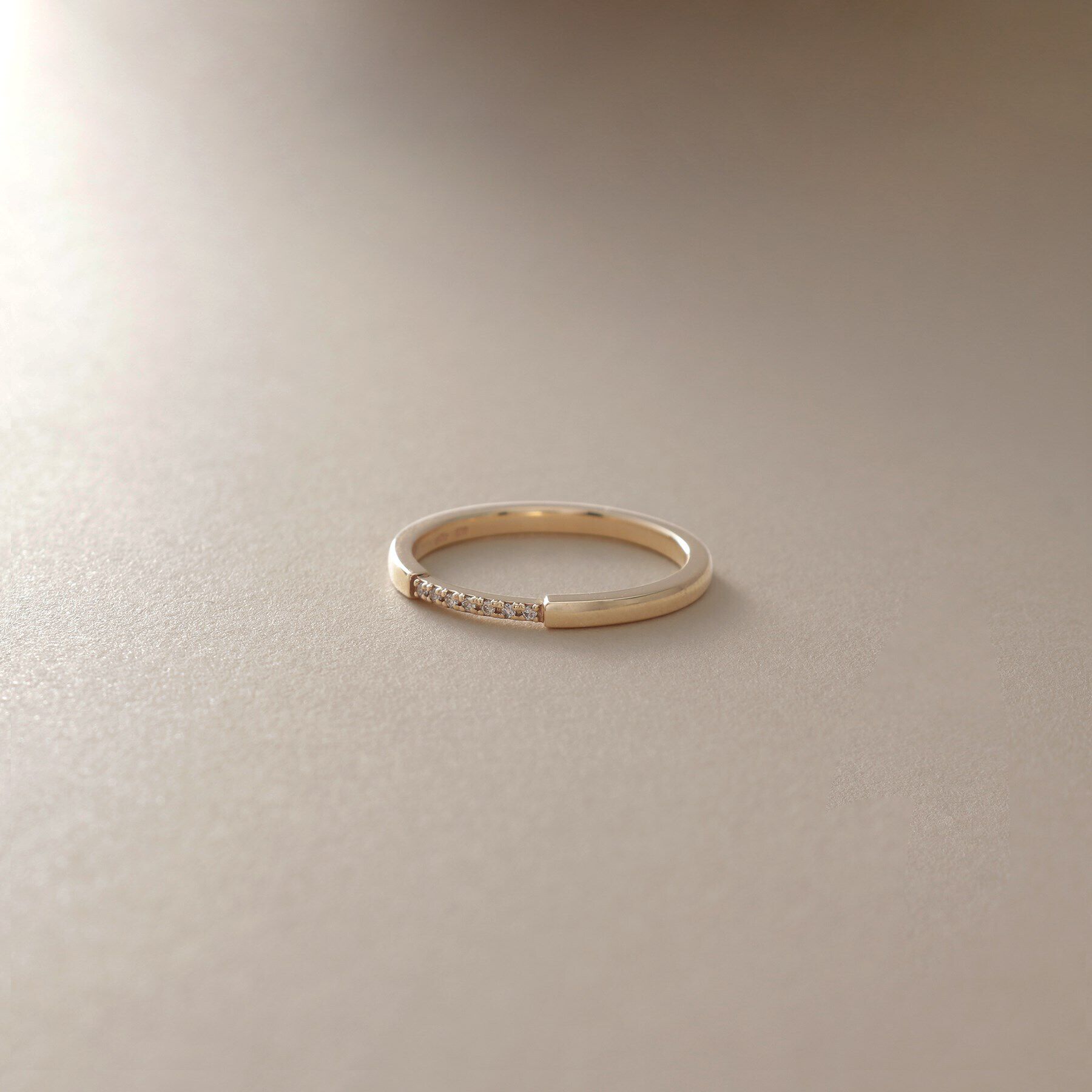 COCOSHNIK「K10ダイヤモンド センターステップ リング」|リング|イエローゴールド(1