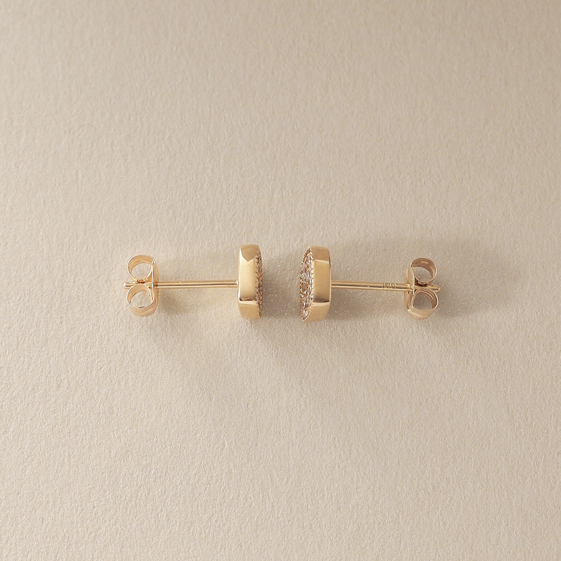 COCOSHNIK「K10【サステナブル】モアサナイトランダムパヴェスクエア スタッドピアス」|ピアス|