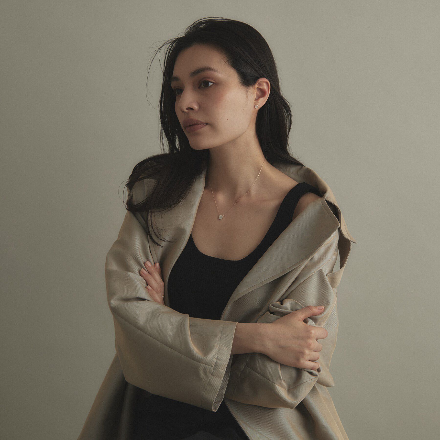 COCOSHNIK「K10【サステナブル】モアサナイトランダムパヴェスクエア スタッドピアス」|ピアス|