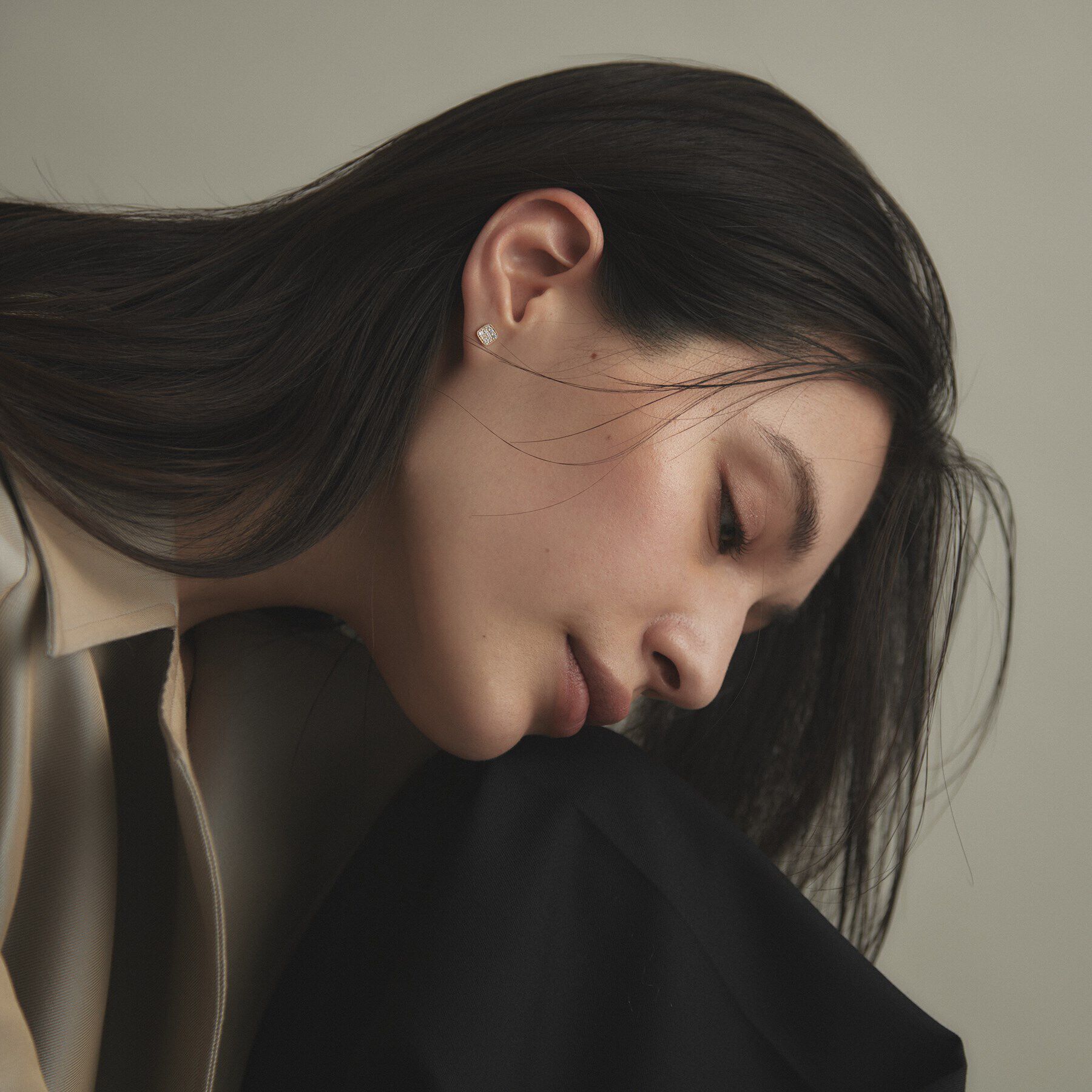 COCOSHNIK「K10【サステナブル】モアサナイトランダムパヴェスクエア スタッドピアス」|ピアス|