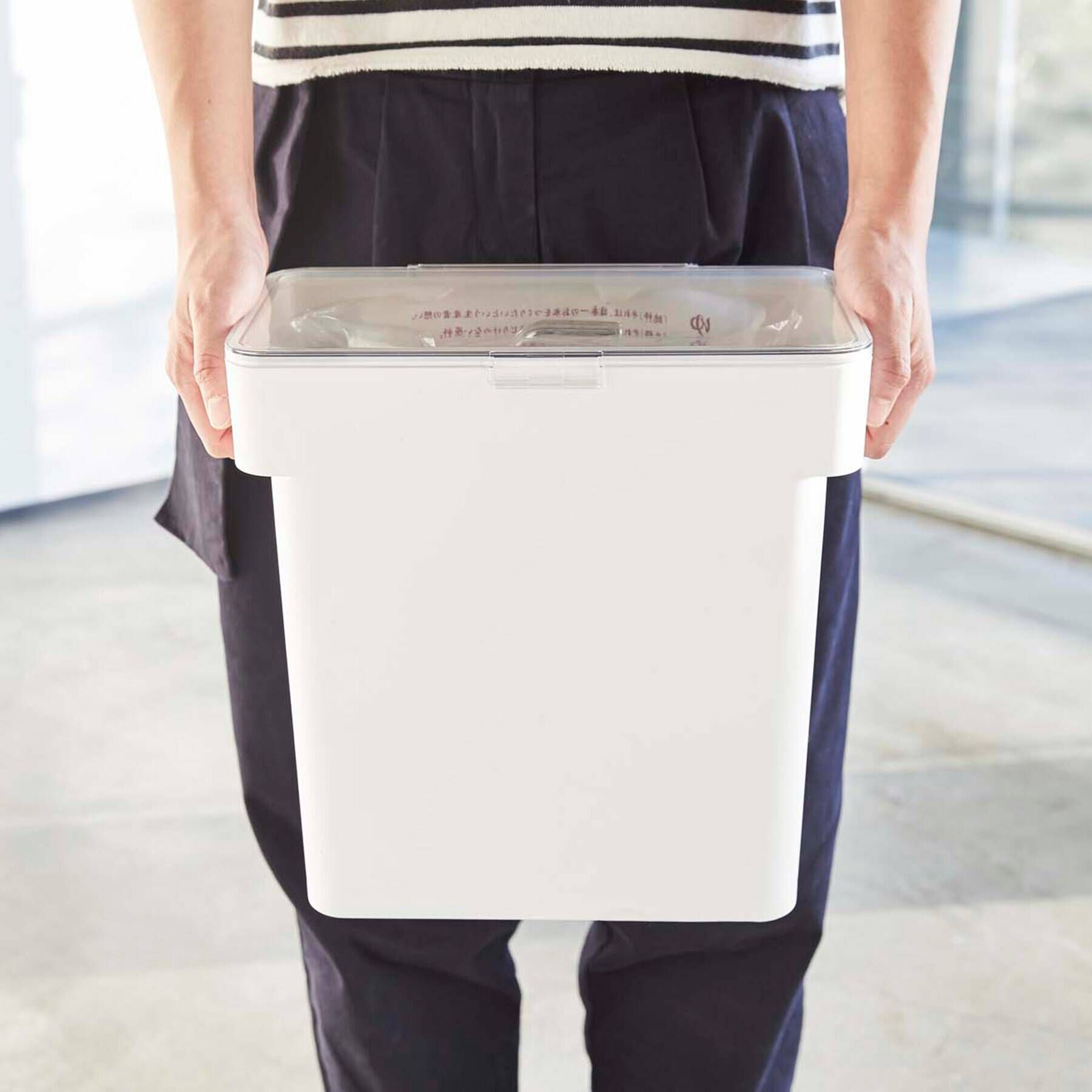 212 KITCHEN STORE「密閉袋ゴト米ビツ 5kg 計量カップ付き 山崎実業 ＜tower タワー＞」|食器・キッチングッズ|