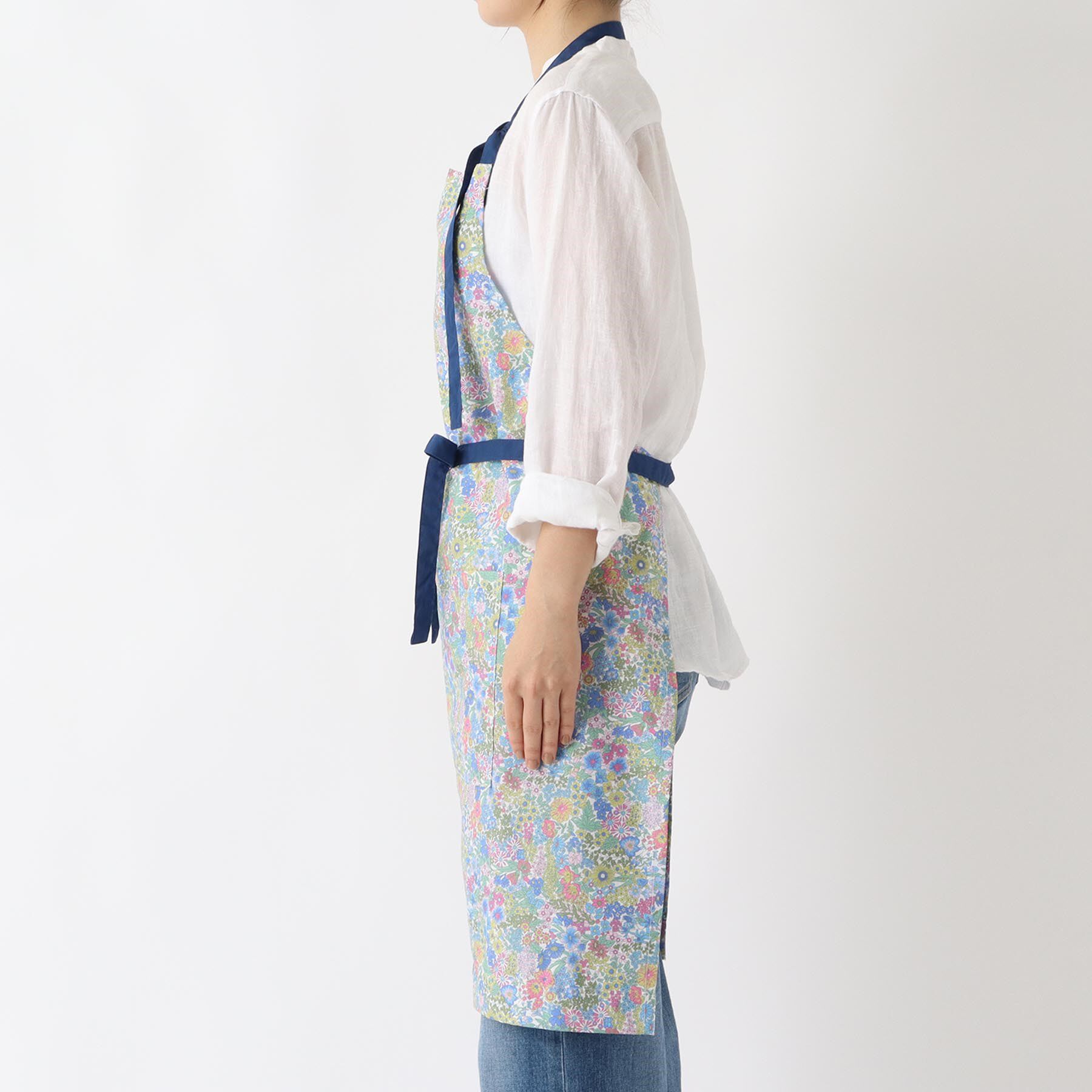 212 KITCHEN STORE「エプロン マーガレットアニー BL ＜フローレットロンドン ＞」|食器・キッチングッズ|