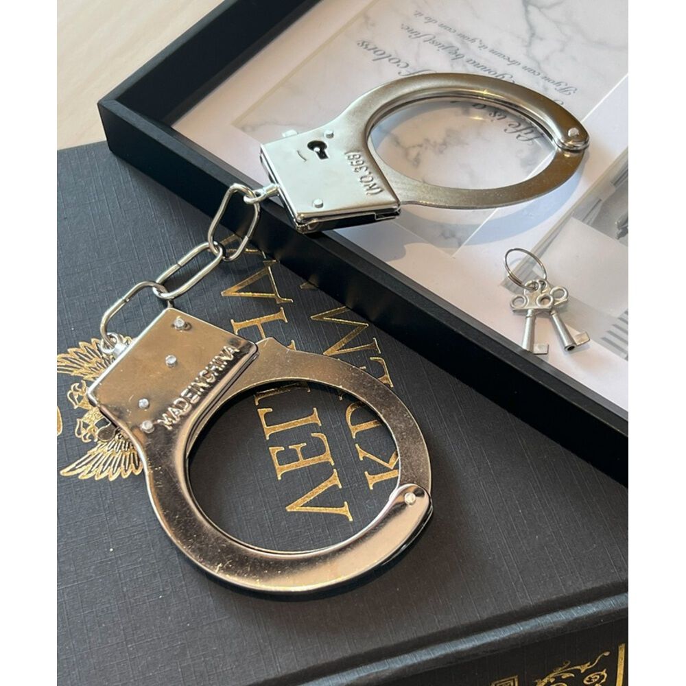 BACKYARD FAMILY「手錠 おもちゃ コスプレ 通販 仮装 手枷 小物 おもちゃ手錠 演劇 芝居 小道具 鍵付き 舞台」|フィギュア・ホビー|シルバー1