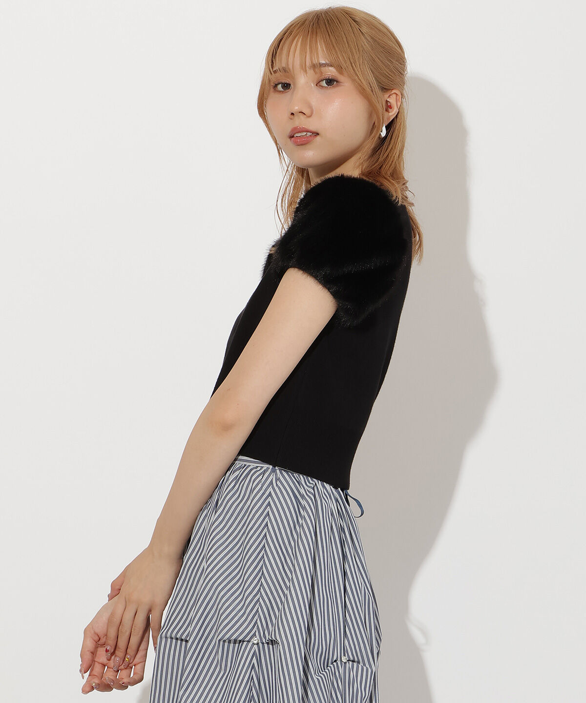 アンドクチュール「ファー付きビジューボタンプルオーバー」|ニット・セーター|