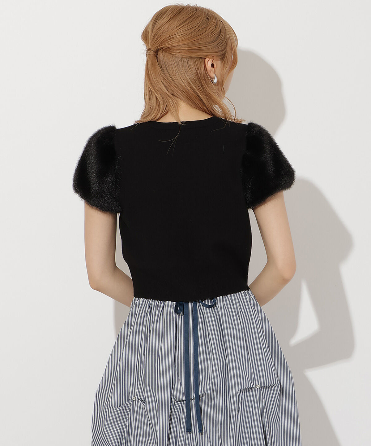 アンドクチュール「ファー付きビジューボタンプルオーバー」|ニット・セーター|