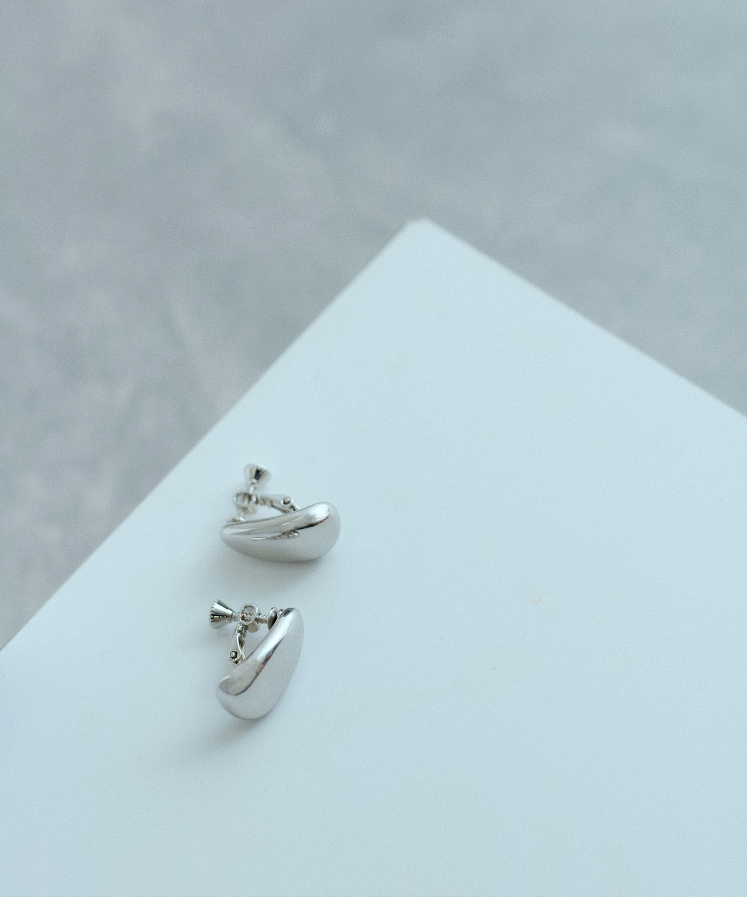 ADAM ET ROPE'「LES BIJOUX カーブドロップイヤリング」|イヤリング|