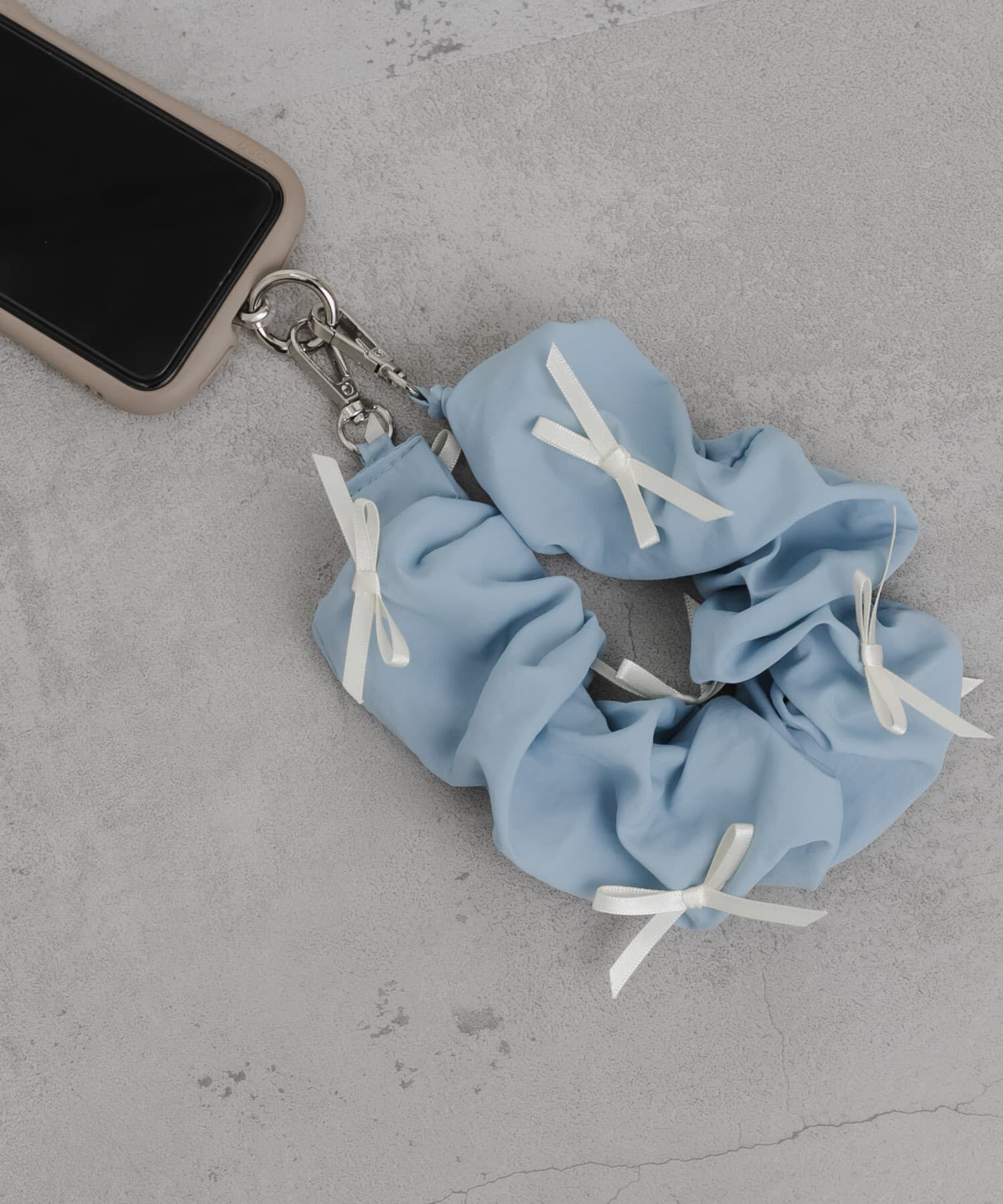 SMELLY「リボンシュシュハンドルストラップ」|モバイルケース|