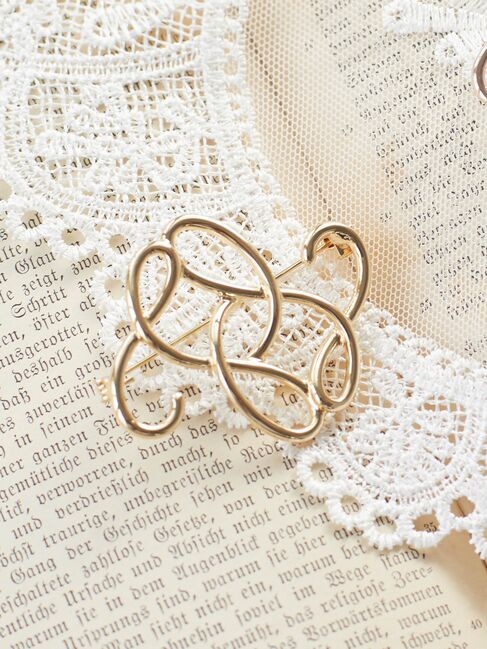 Maison de FLEUR「モノグラムブローチ」|その他|ゴールド