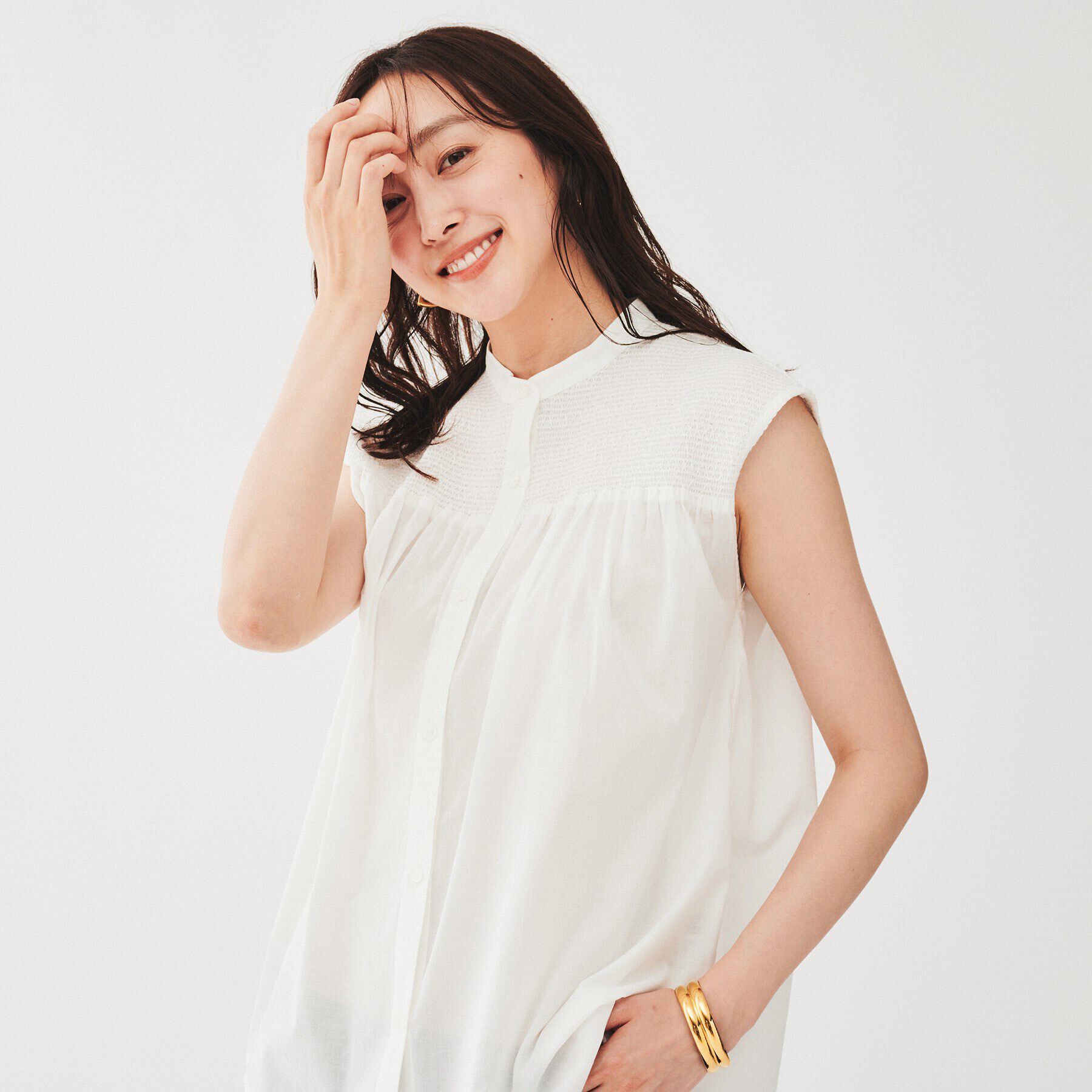 UNTITLED「【コットン100/ゆったりデザイン】シャーリングブラウス」|シャツ・ブラウス|ホワイト(001)