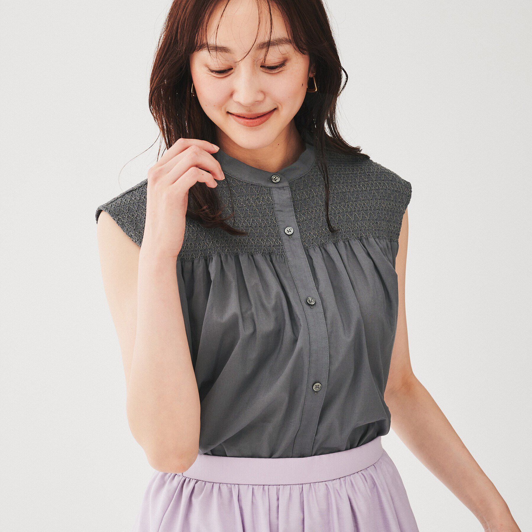 UNTITLED「【コットン100/ゆったりデザイン】シャーリングブラウス」|シャツ・ブラウス|