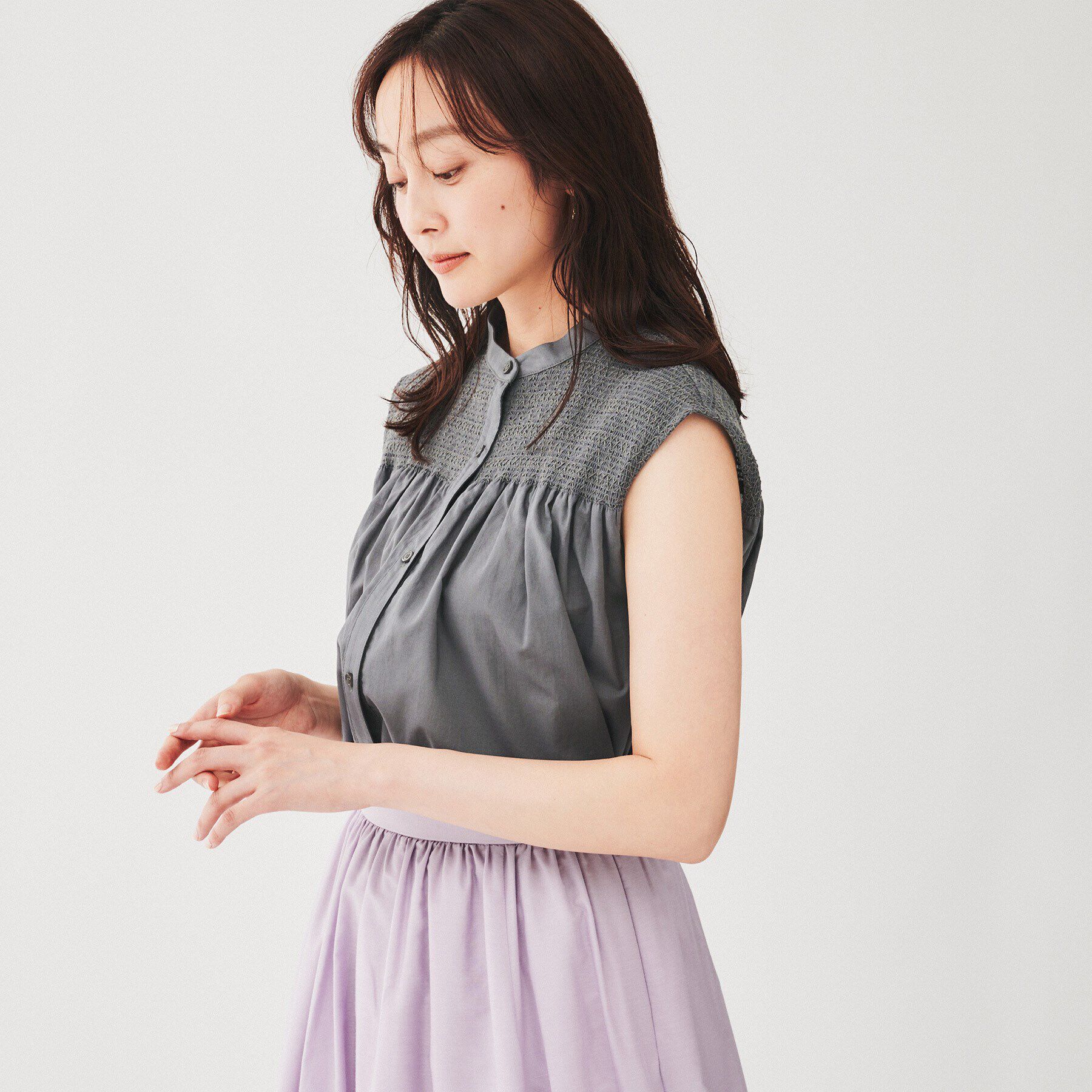 UNTITLED「【コットン100/ゆったりデザイン】シャーリングブラウス」|シャツ・ブラウス|