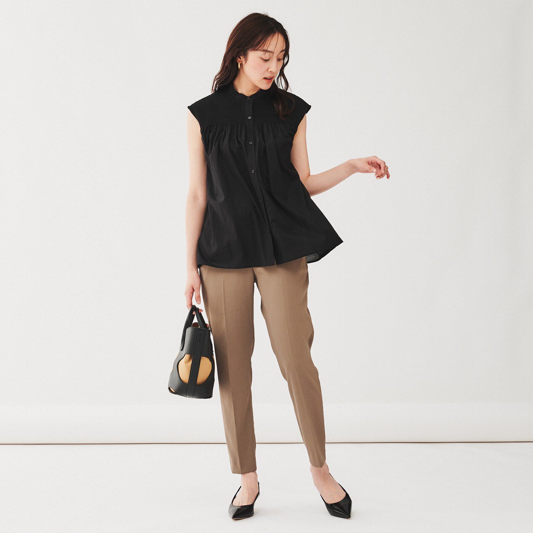 UNTITLED「【コットン100/ゆったりデザイン】シャーリングブラウス」|シャツ・ブラウス|