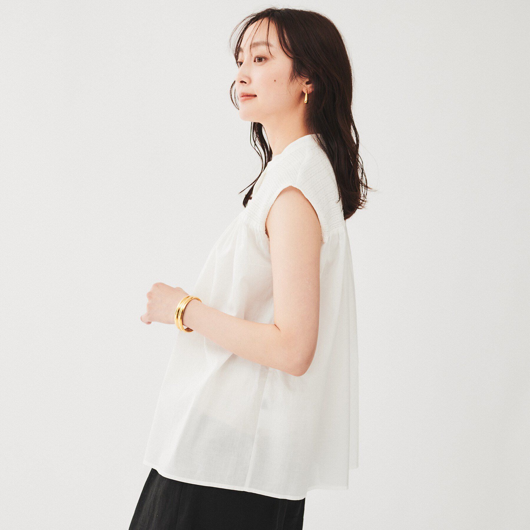 UNTITLED「【コットン100/ゆったりデザイン】シャーリングブラウス」|シャツ・ブラウス|