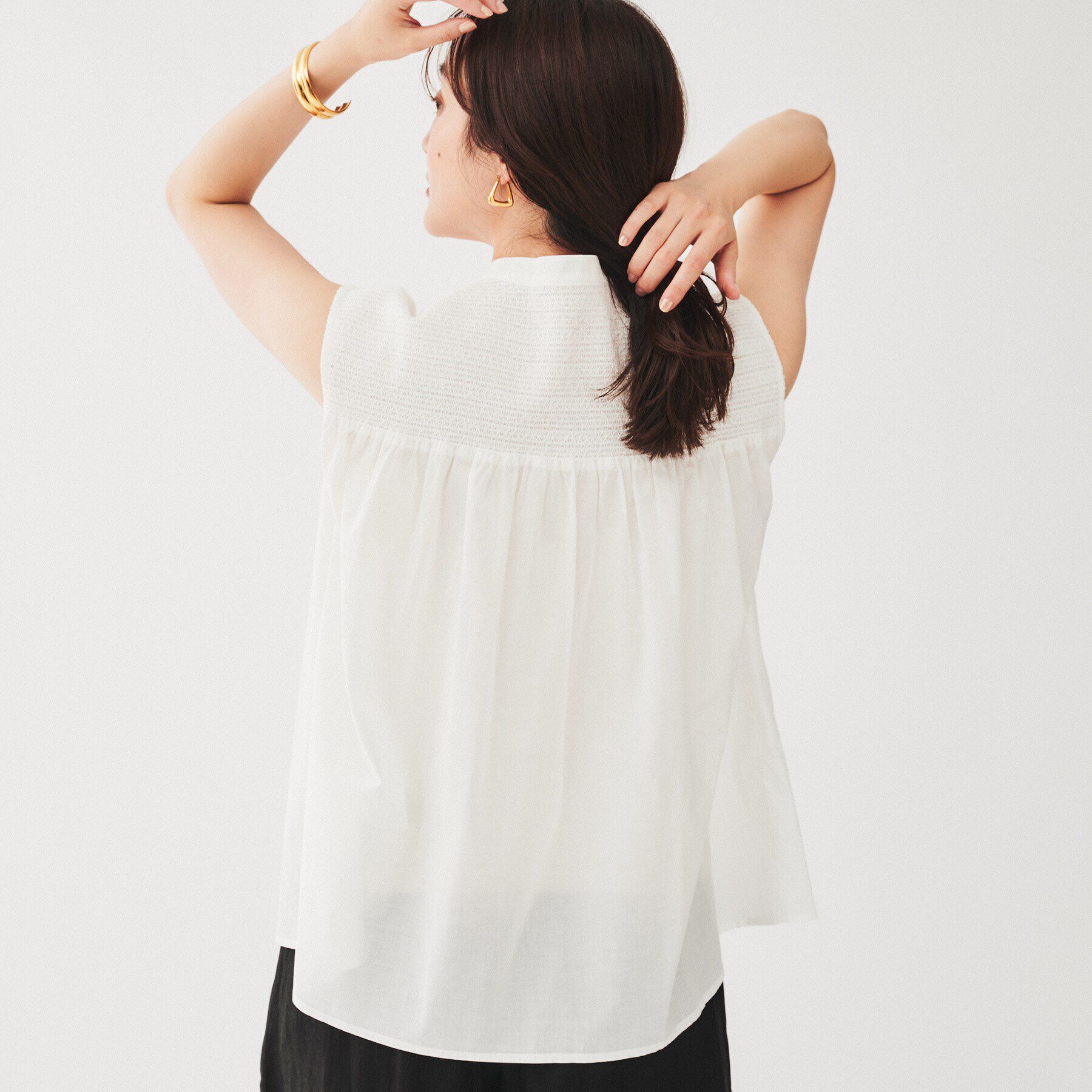 UNTITLED「【コットン100/ゆったりデザイン】シャーリングブラウス」|シャツ・ブラウス|