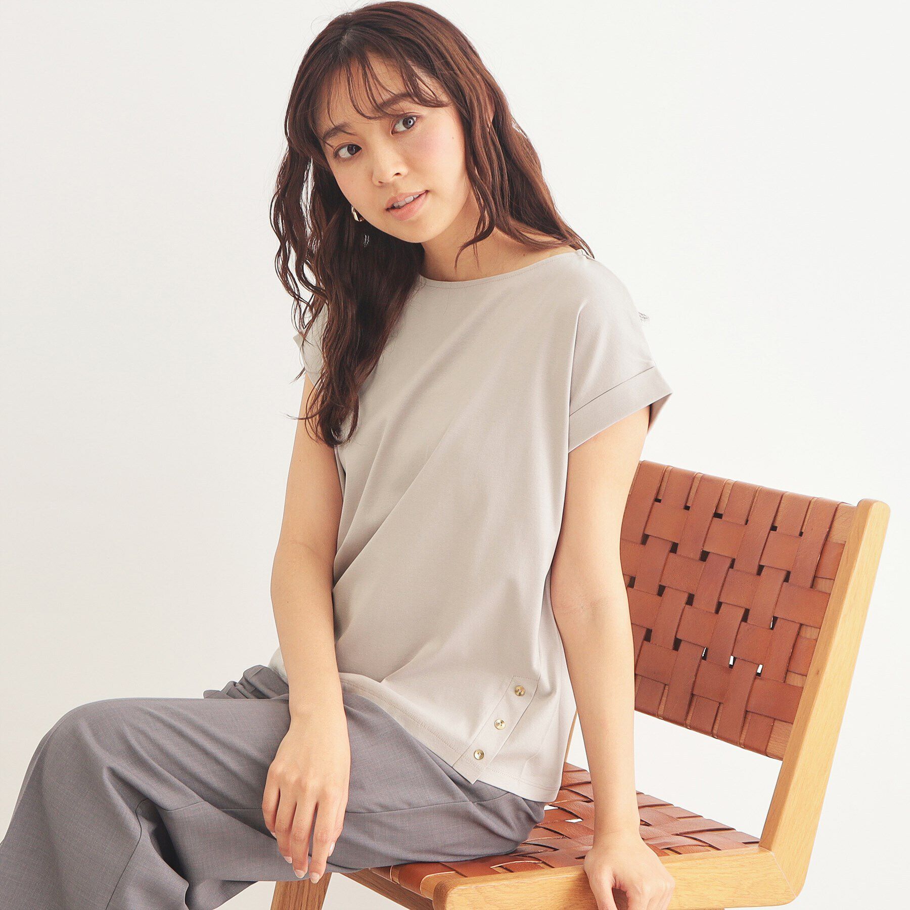 index「《5color》サイドボタン付き フレンチスリーブトップス【接触冷感/洗濯機洗い可】」|Tシャツ・カットソー|グレージュ(050)