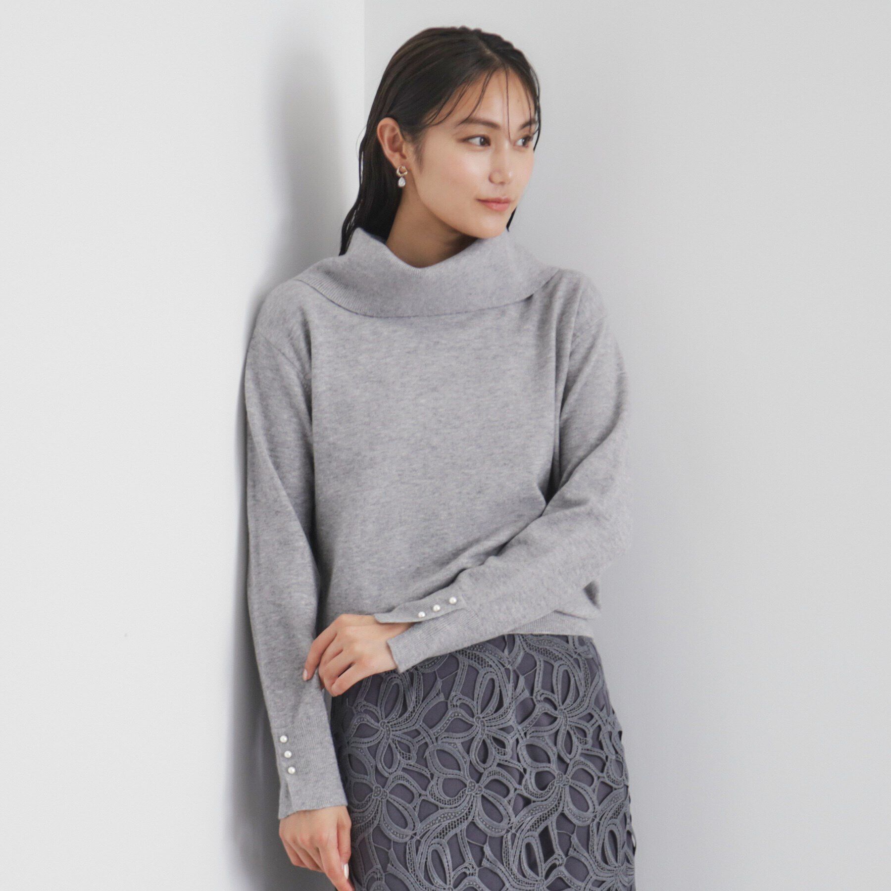 index「《8color/XS-LLsize》パール調ボタン付きオフタートルニット【洗濯機洗い可】」|ニット・セーター|グレー(012)