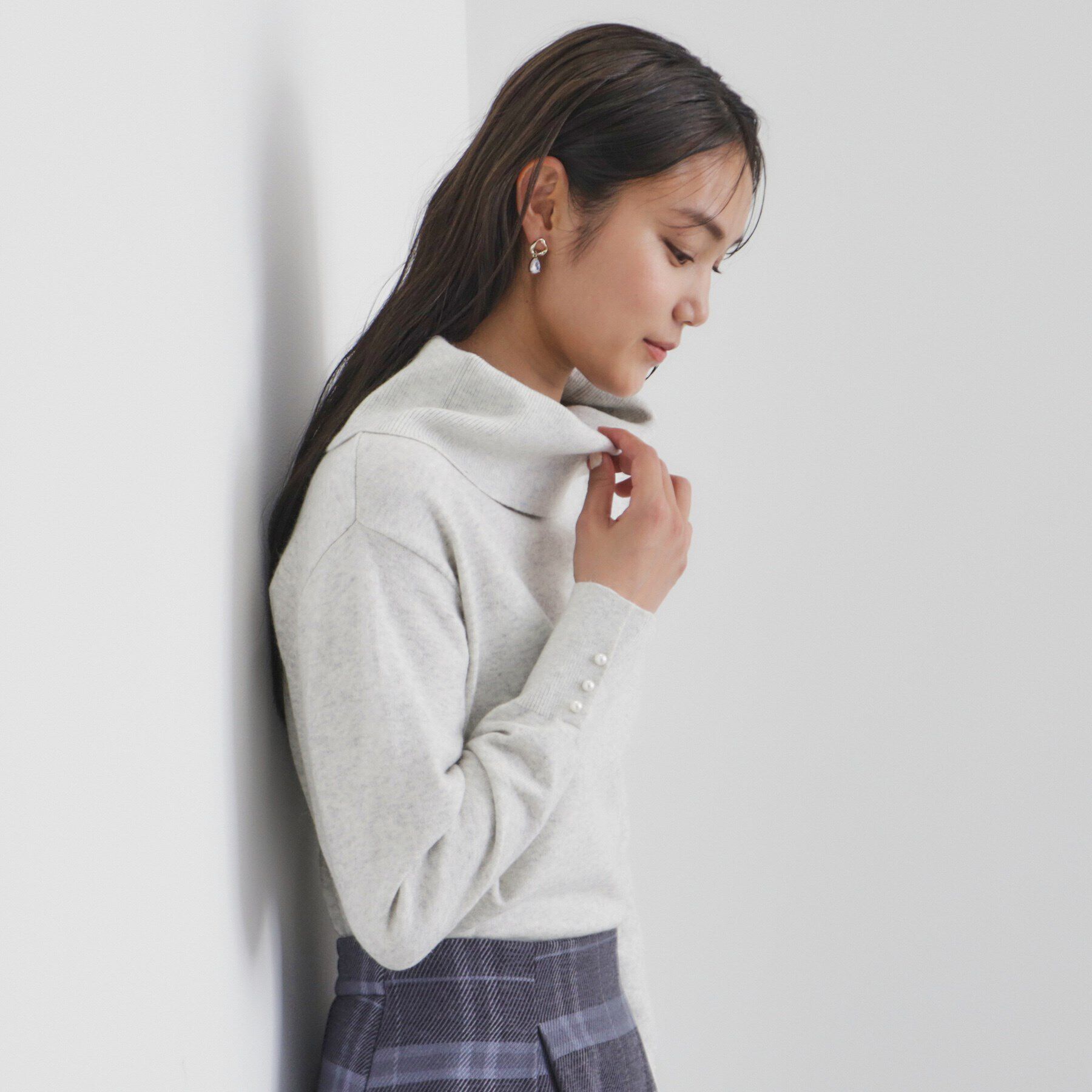 index「《8color/XS-LLsize》パール調ボタン付きオフタートルニット【洗濯機洗い可】」|ニット・セーター|ライトグレー(811