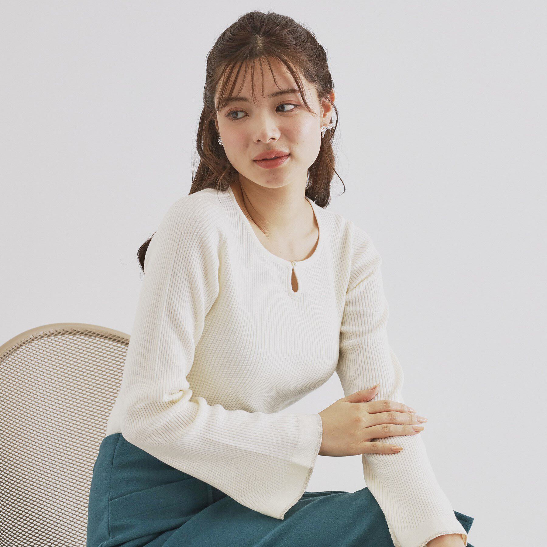 index「フロントパール袖フリルリブニット【洗濯機洗い可】」|ニット・セーター|オフホワイト(003