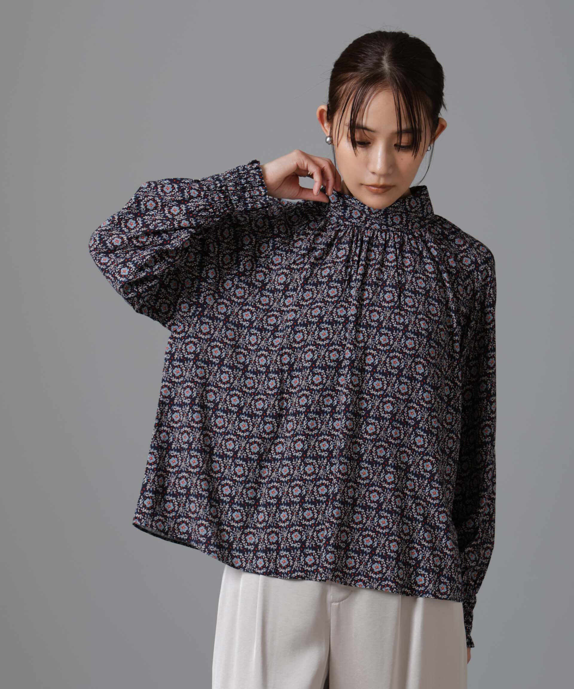 nano･universe「サークルフラワープリントギャザーブラウス」|シャツ・ブラウス|