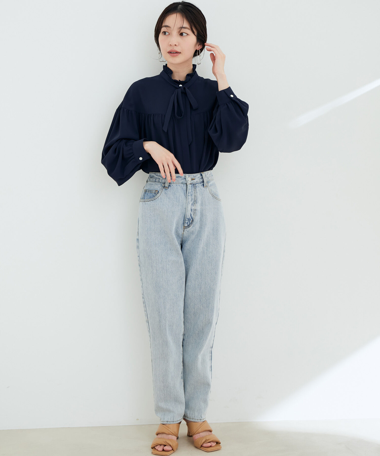 VIS「【洗える】KAMAKURA SHIRTコラボレーションフリルボウタイブラウス」|シャツ・ブラウス|