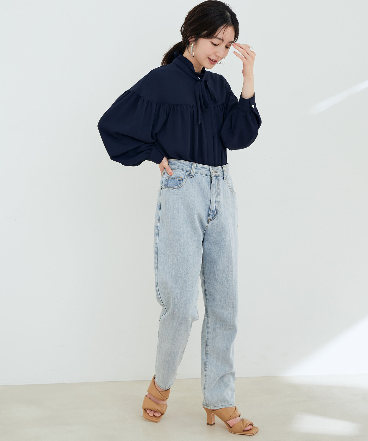 VIS「【洗える】KAMAKURA SHIRTコラボレーションフリルボウタイブラウス」|シャツ・ブラウス|