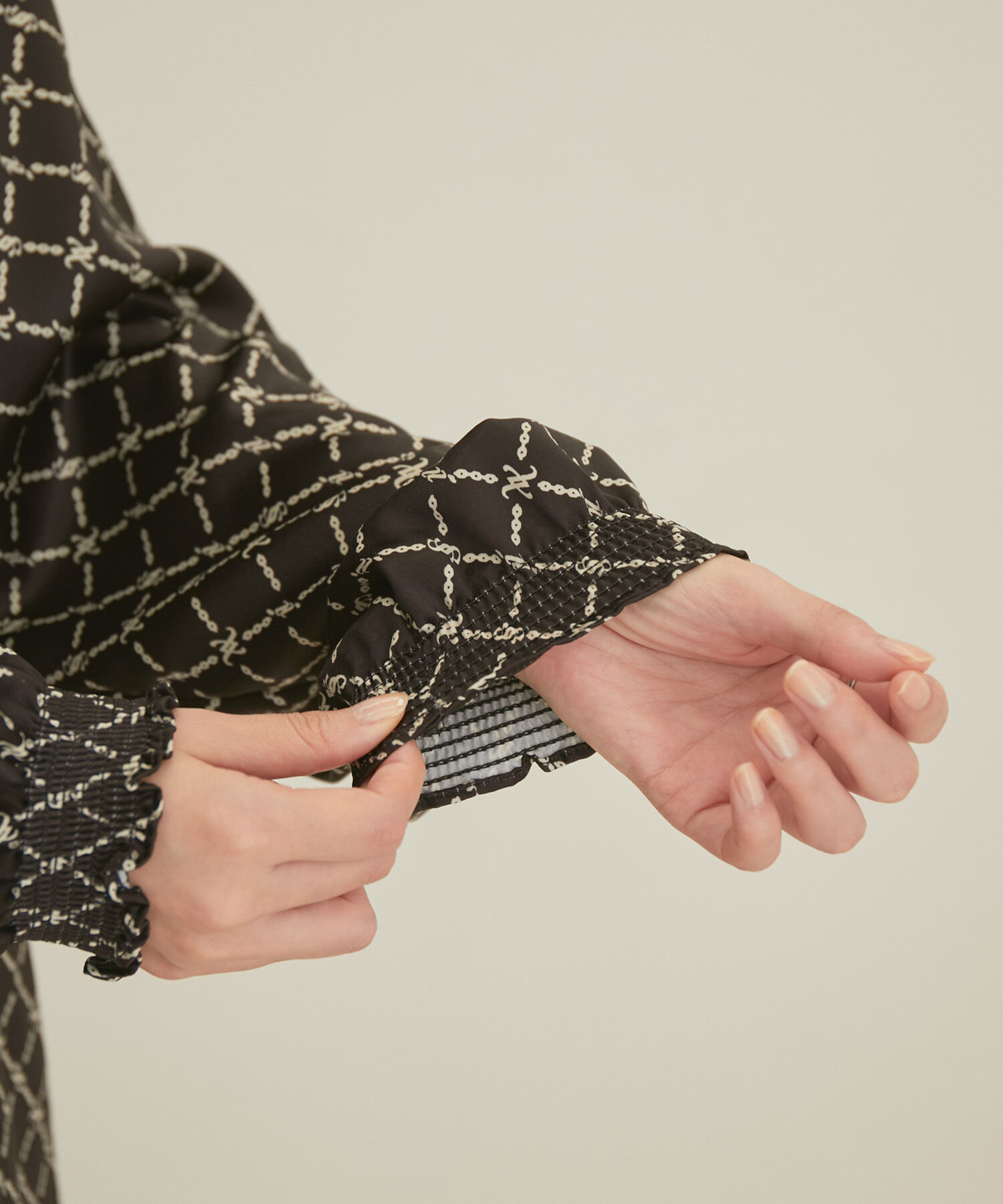 VIS「【セットアップ対応】【洗える】モノグラムフリルシャーリングブラウス」|シャツ・ブラウス|