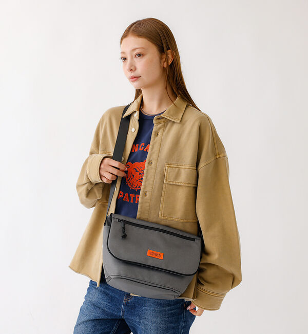 ABAHOUSE「【UNIVERSALOVERALL / ユニバーサルオーバーオール】フラップミニ」|ショルダー・メッセンジャー|チャコールグレー