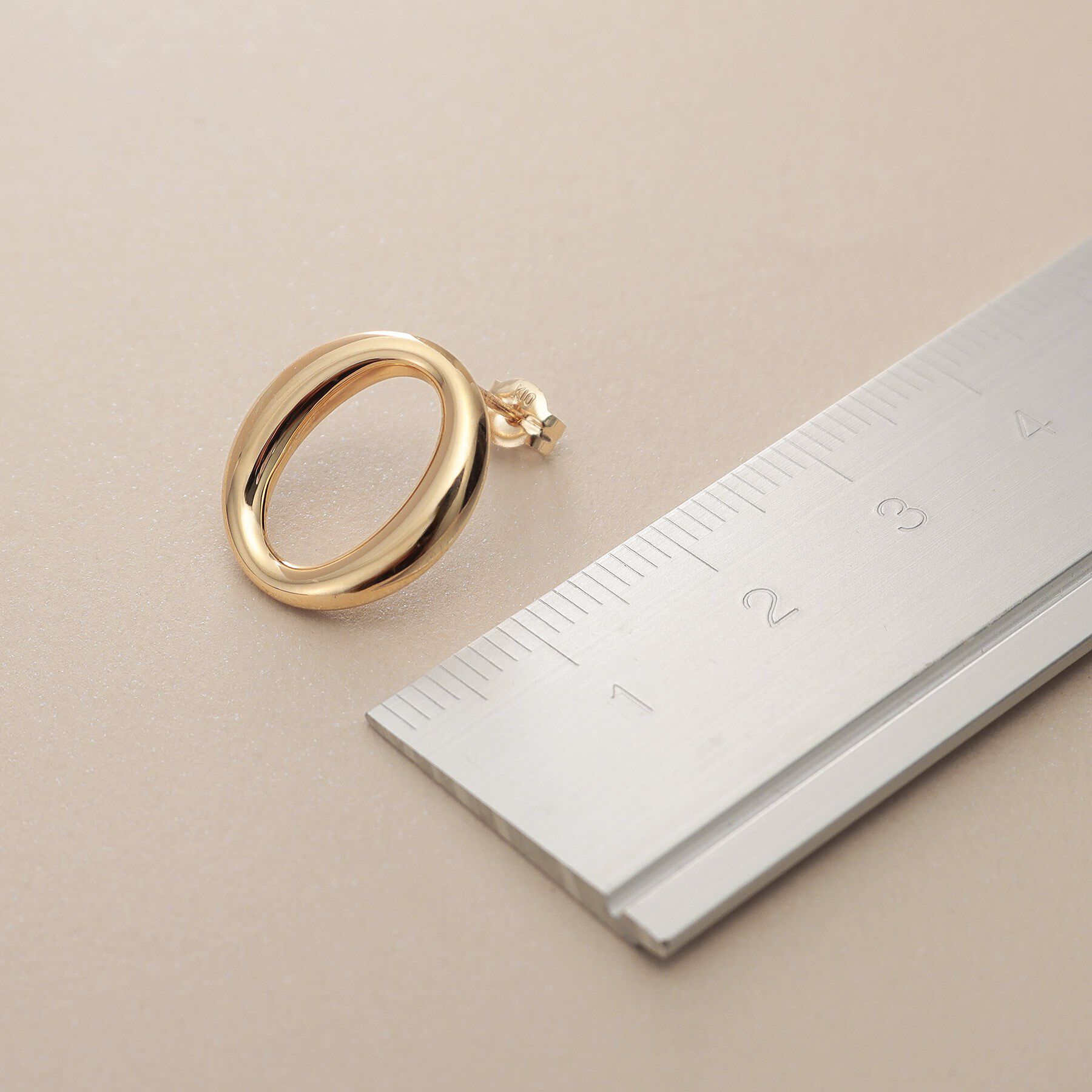 COCOSHNIK「K10中空ニュアンスオーバル スタッズピアス」|ピアス|