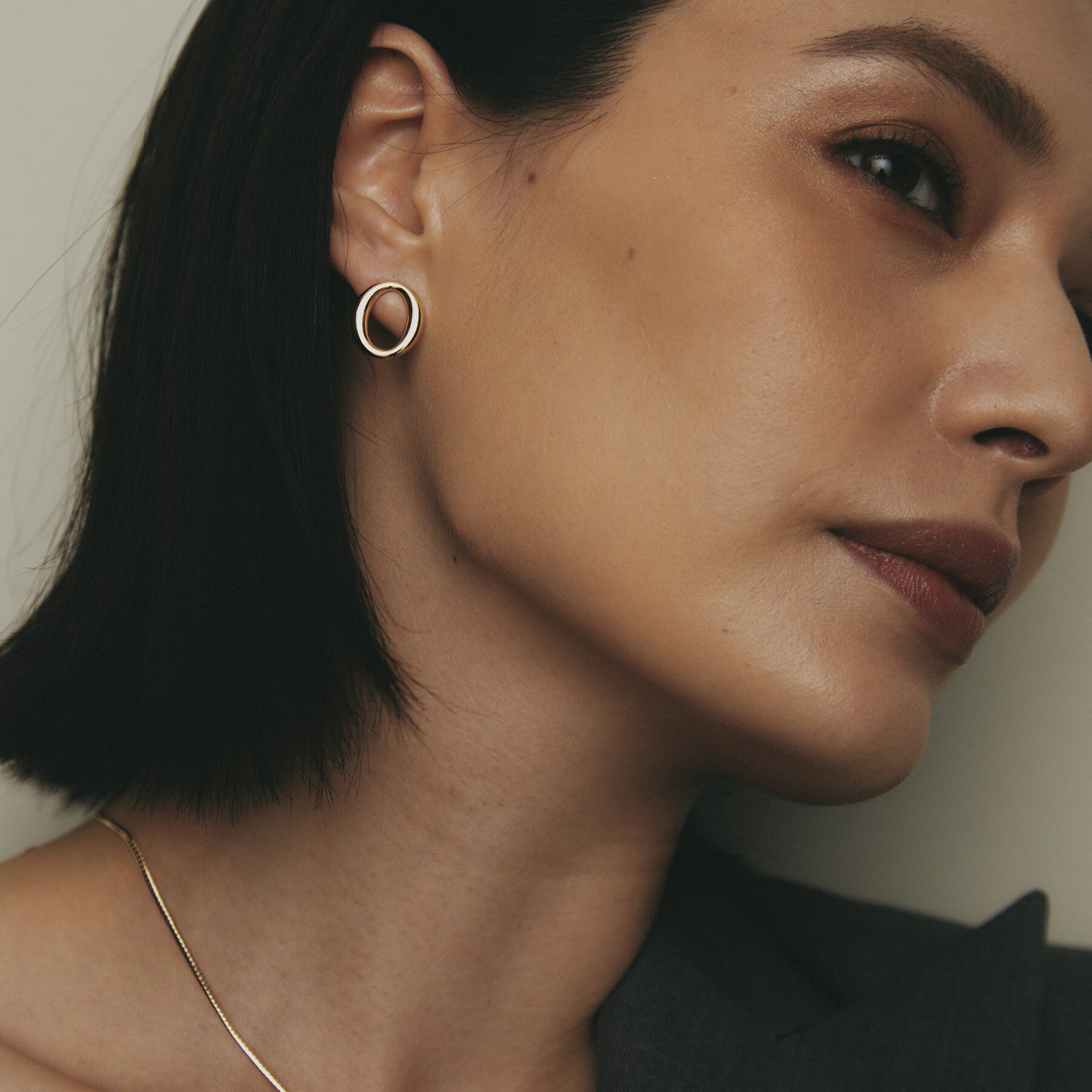 COCOSHNIK「K10中空ニュアンスオーバル スタッズピアス」|ピアス|