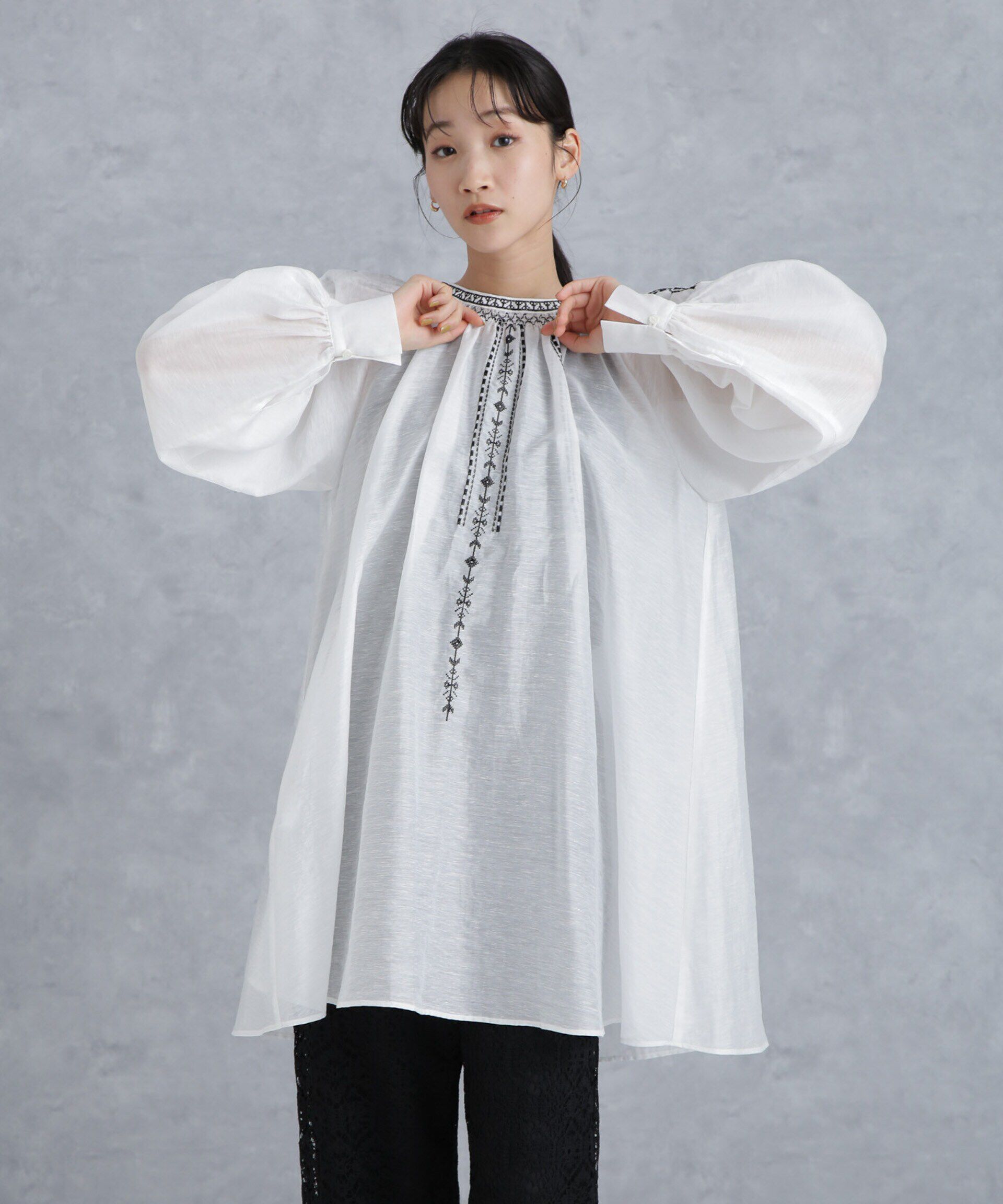 nano･universe「刺繍スモッキングギャザーチュニック」|シャツ・ブラウス|