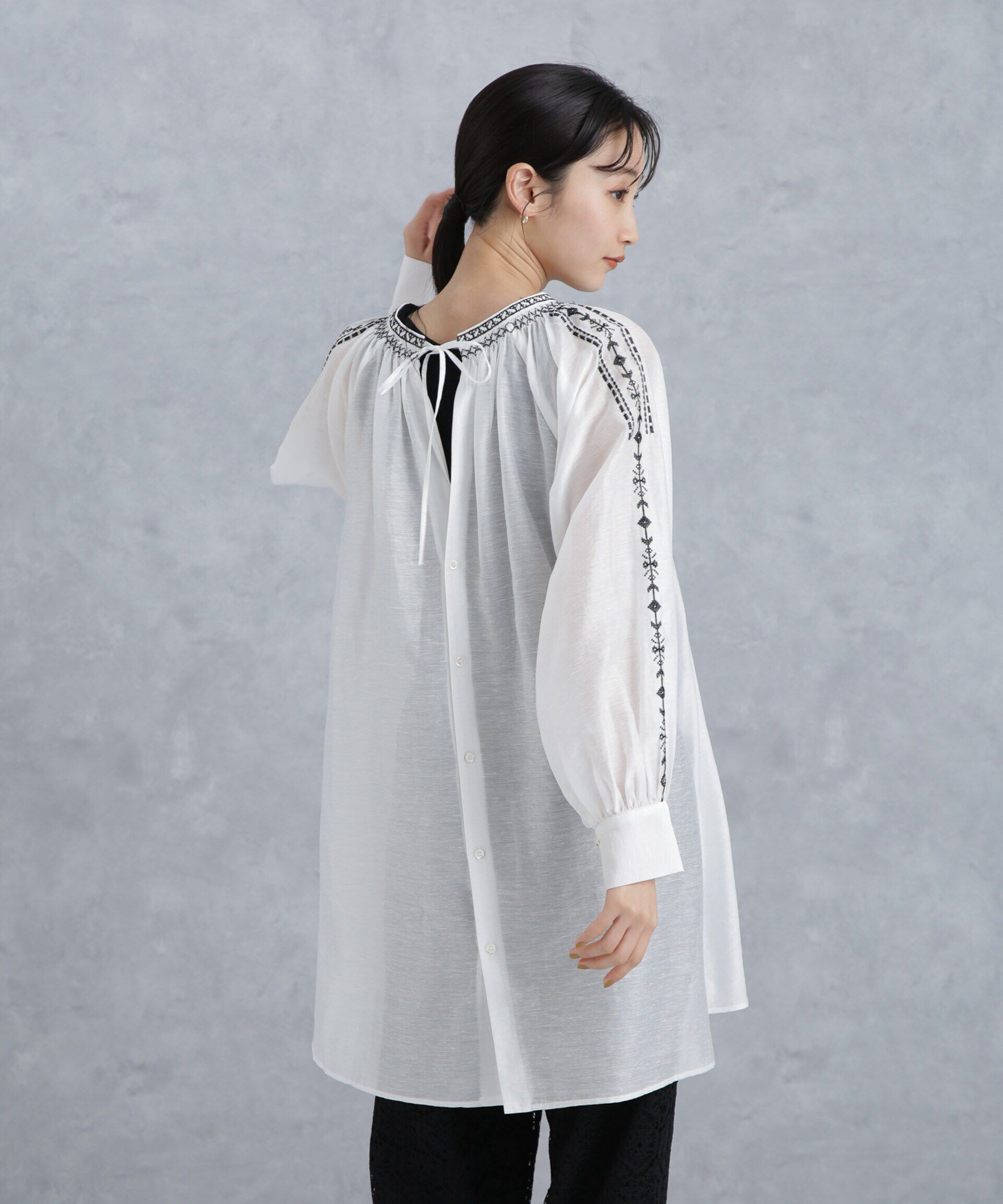 nano･universe「刺繍スモッキングギャザーチュニック」|シャツ・ブラウス|