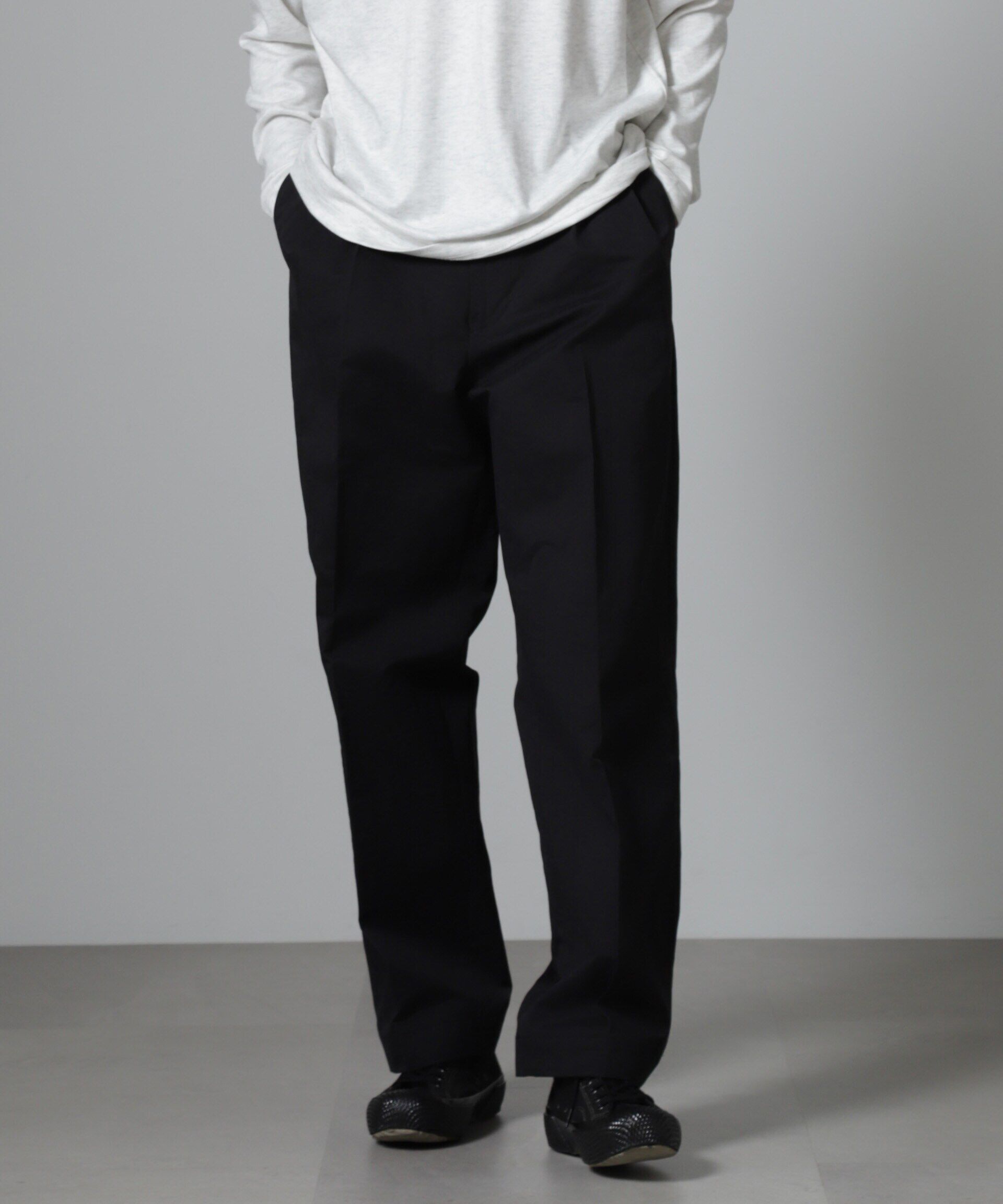 nano･universe「オイルドライク ワイドタックパンツ」|チノ|