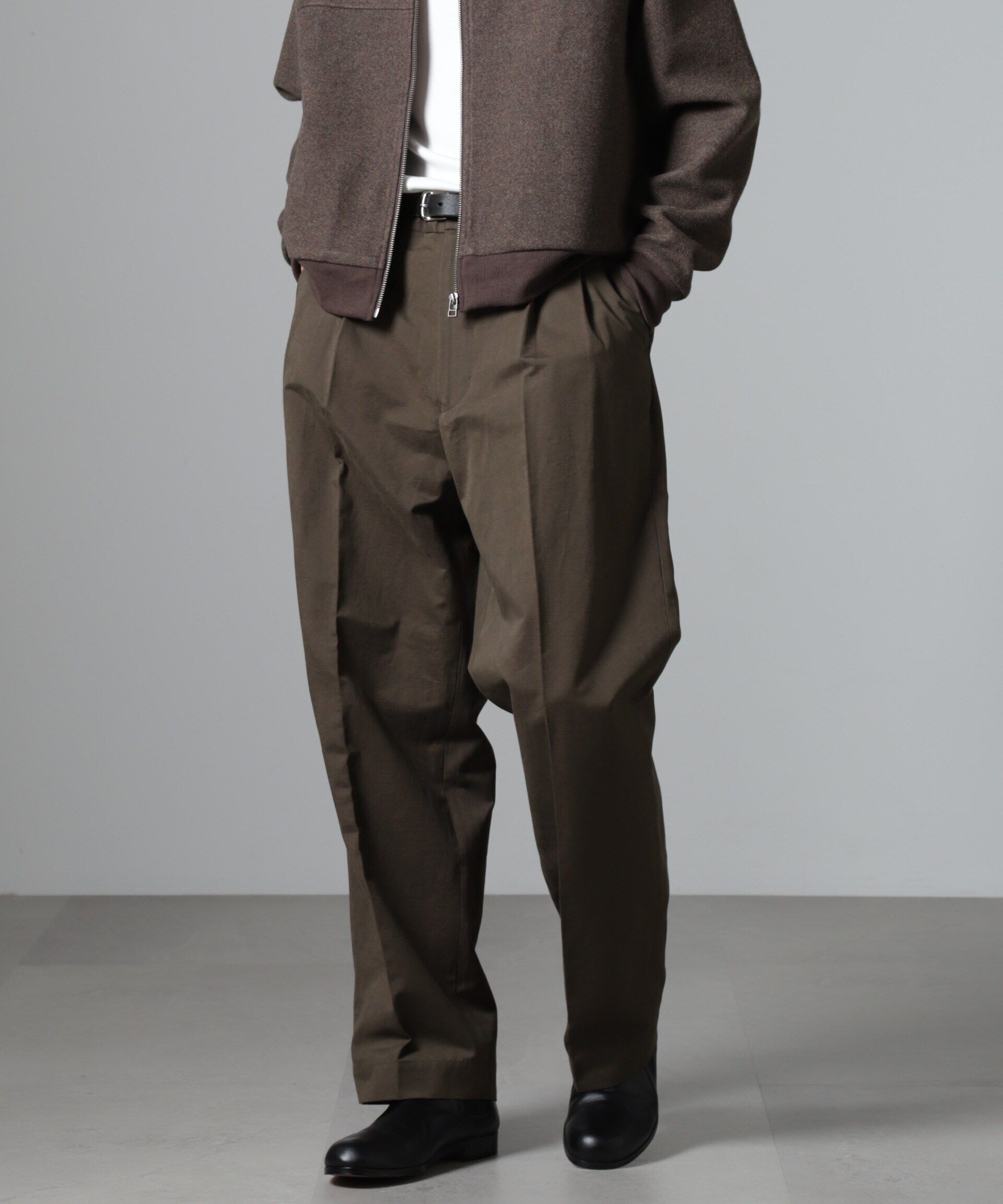 nano･universe「オイルドライク ワイドタックパンツ」|チノ|