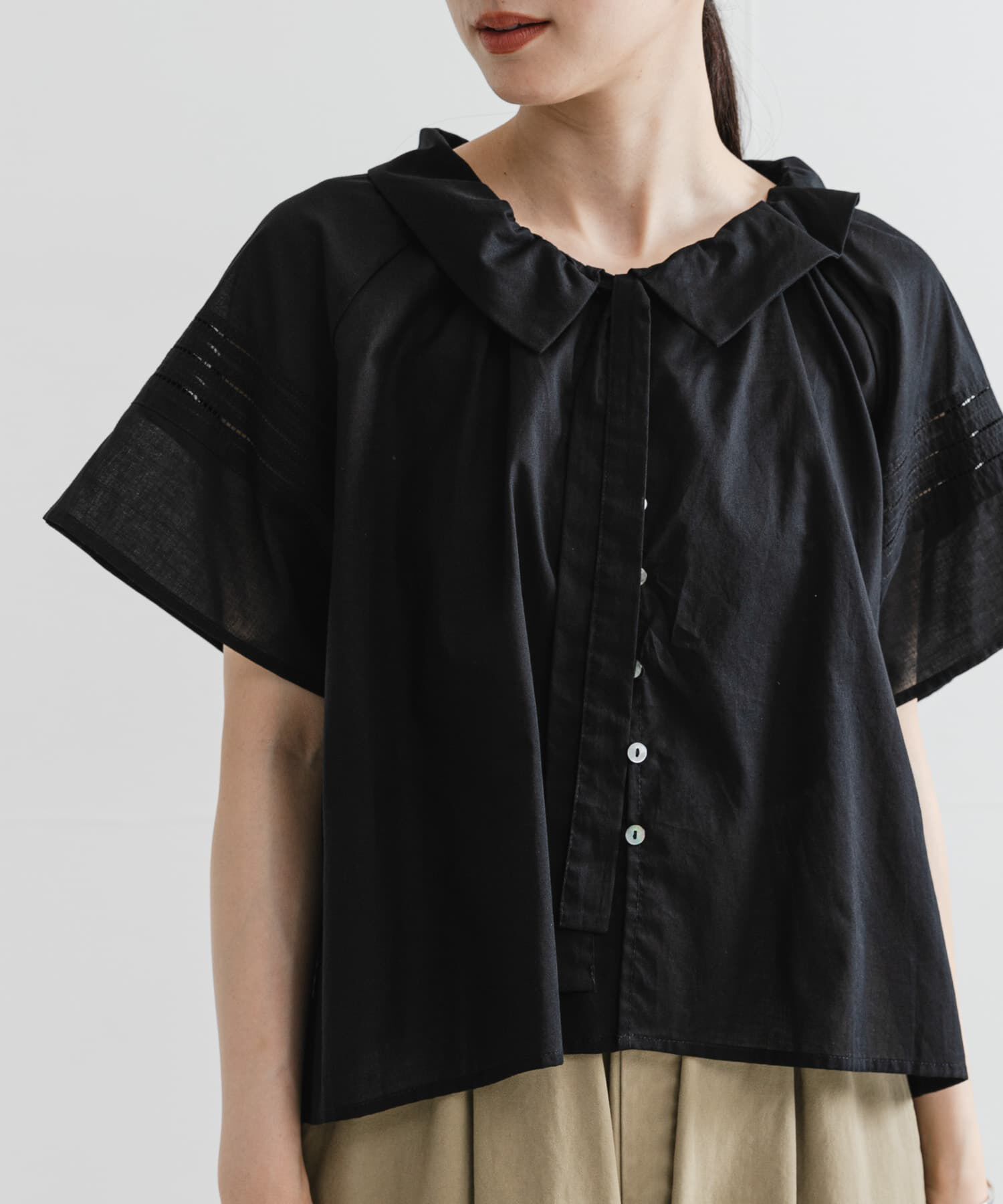 URBAN RESEARCH「ハーフスリーブフリルカラーブラウス」|シャツ・ブラウス|