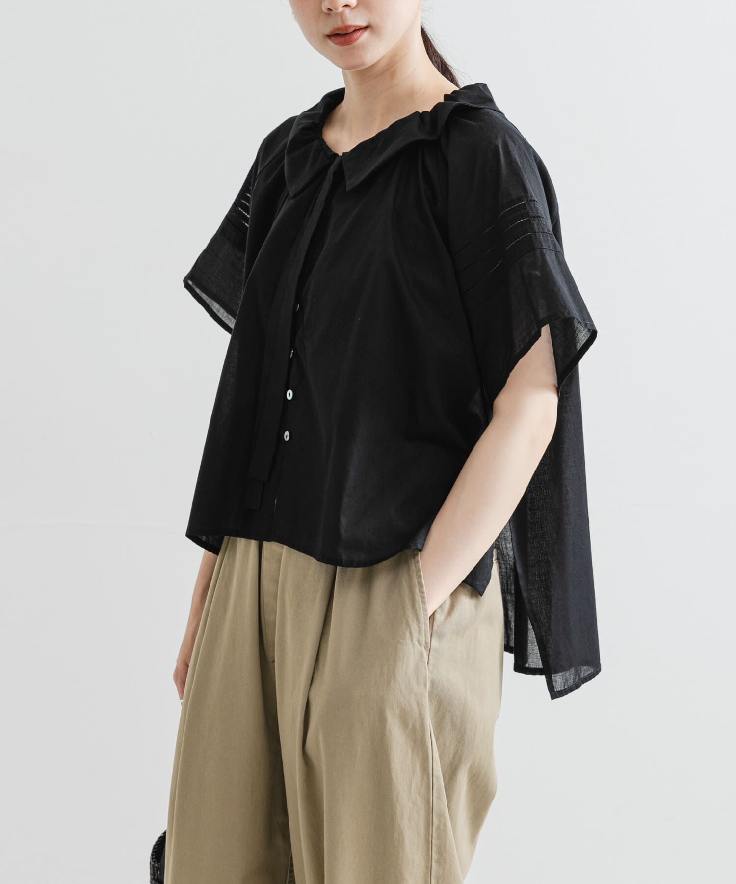 URBAN RESEARCH「ハーフスリーブフリルカラーブラウス」|シャツ・ブラウス|