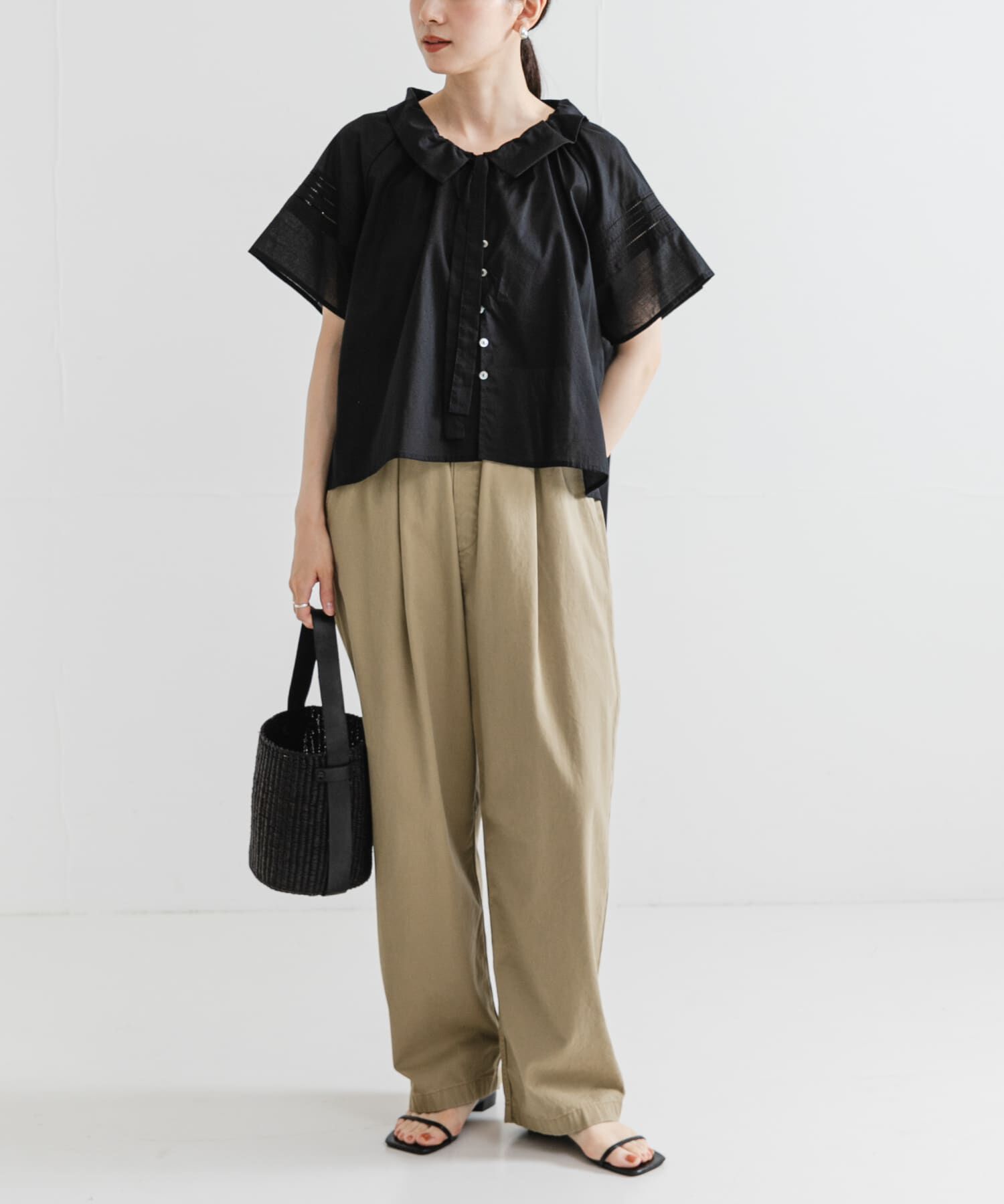 URBAN RESEARCH「ハーフスリーブフリルカラーブラウス」|シャツ・ブラウス|